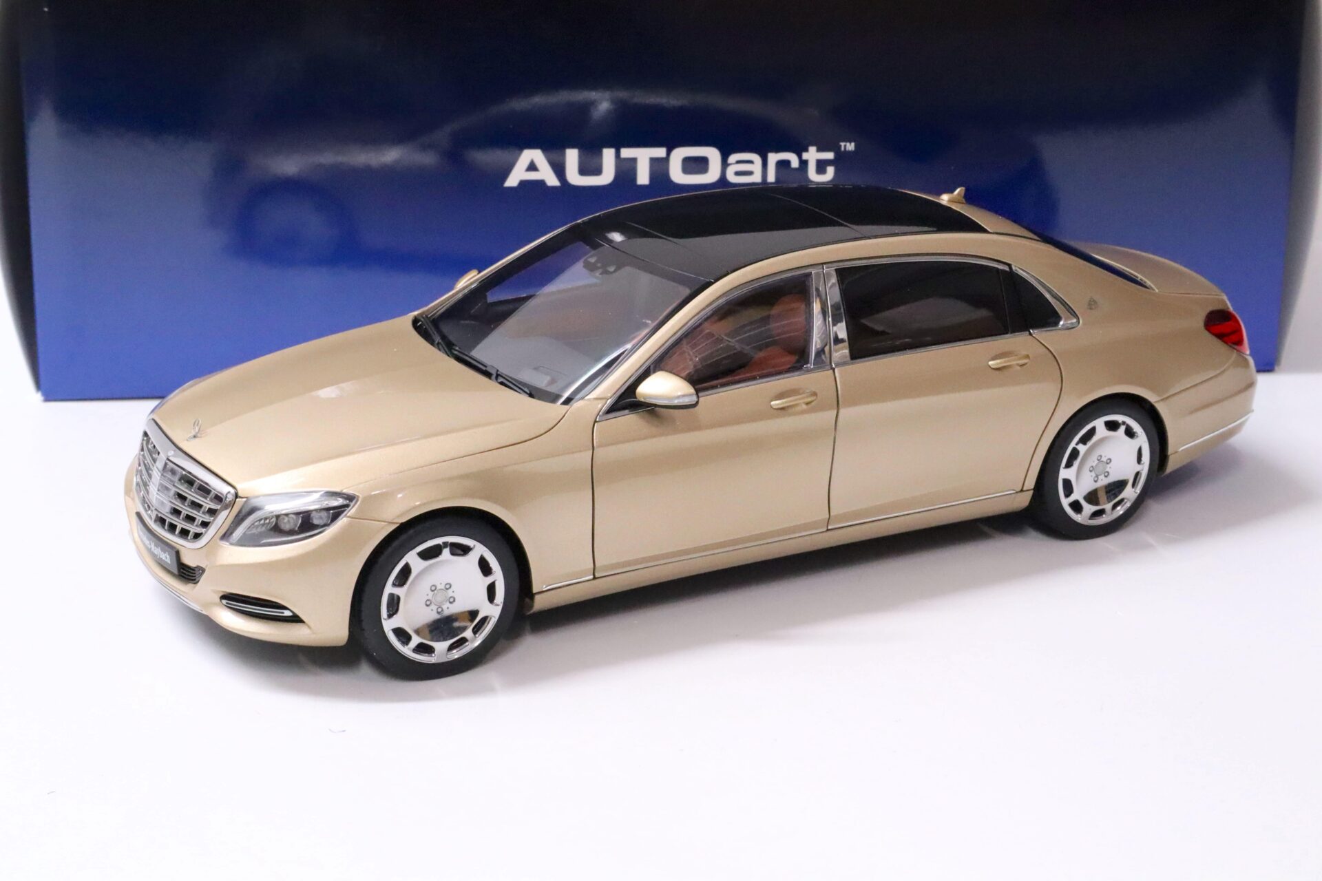 ID 61915 orig.jpg 1:18 AUTOart Mercedes - Maybach S-Klasse S600 Limousine light gold metallic