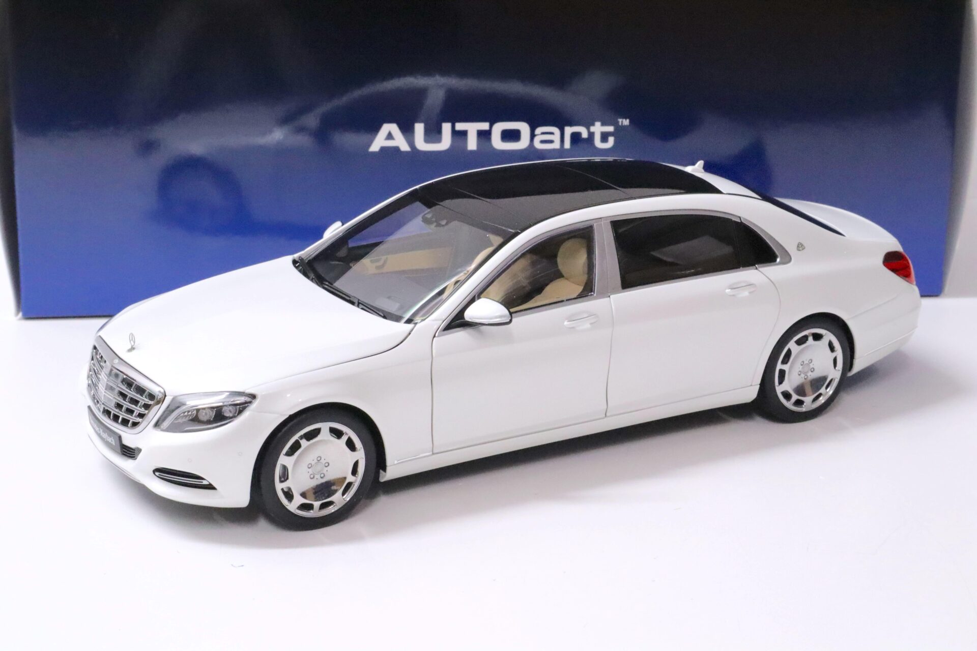 ID 61919 orig.jpg 1:18 AUTOart Mercedes - Maybach S-Klasse S600 Limousine white