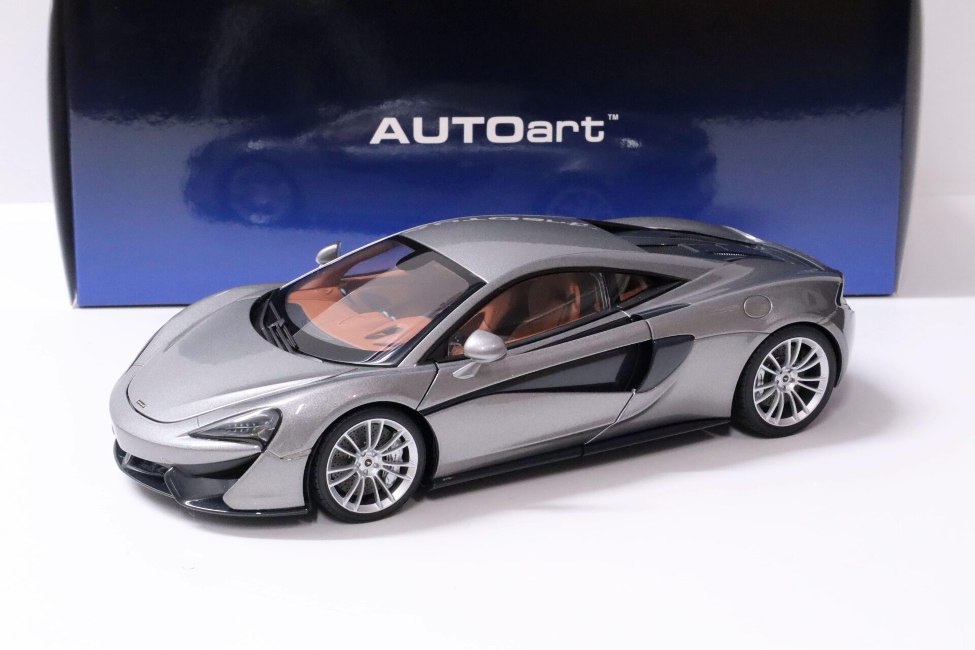 ID 61999 orig.jpg 1:18 AUTOart McLaren 570S Coupe 2015 Blade silver/ silver wheels 76043