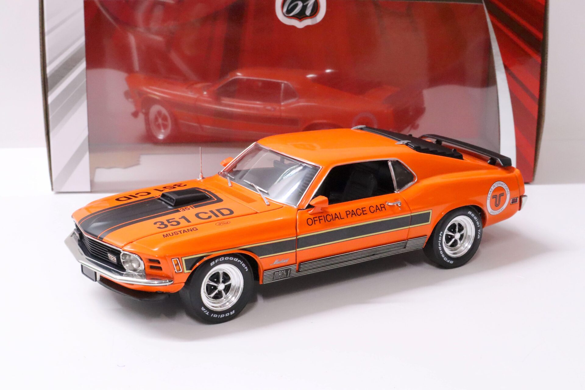 ID 62116 orig.jpg 1:18 Highway61 Ford Mustang Mach 1 Coupe 1970 orange Pace Car Texas Speedway