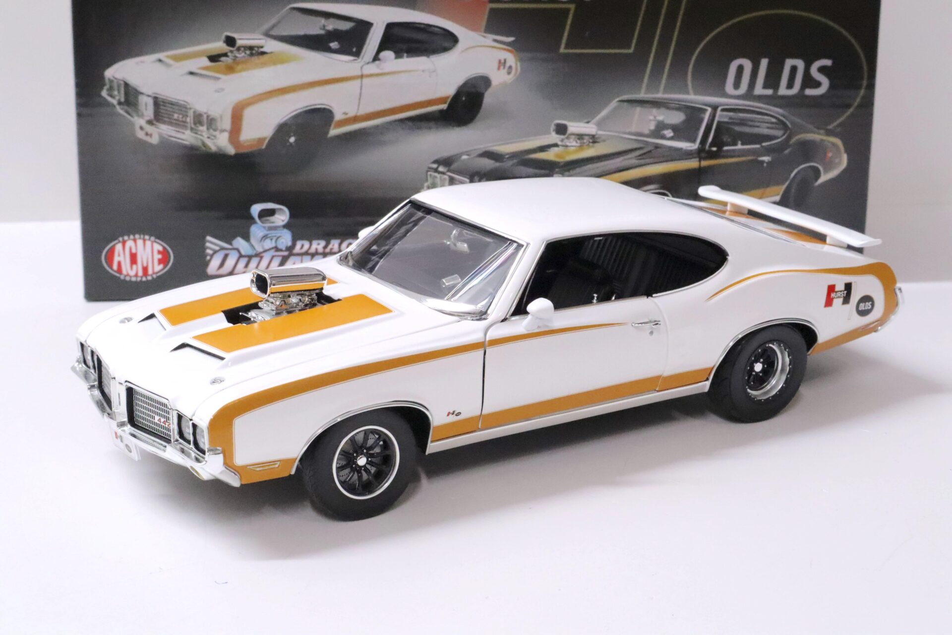 ID 62151 orig.jpg 1:18 ACME 1972 Oldsmobile 442 Coupe HURST Drag Outlaw white/ gold