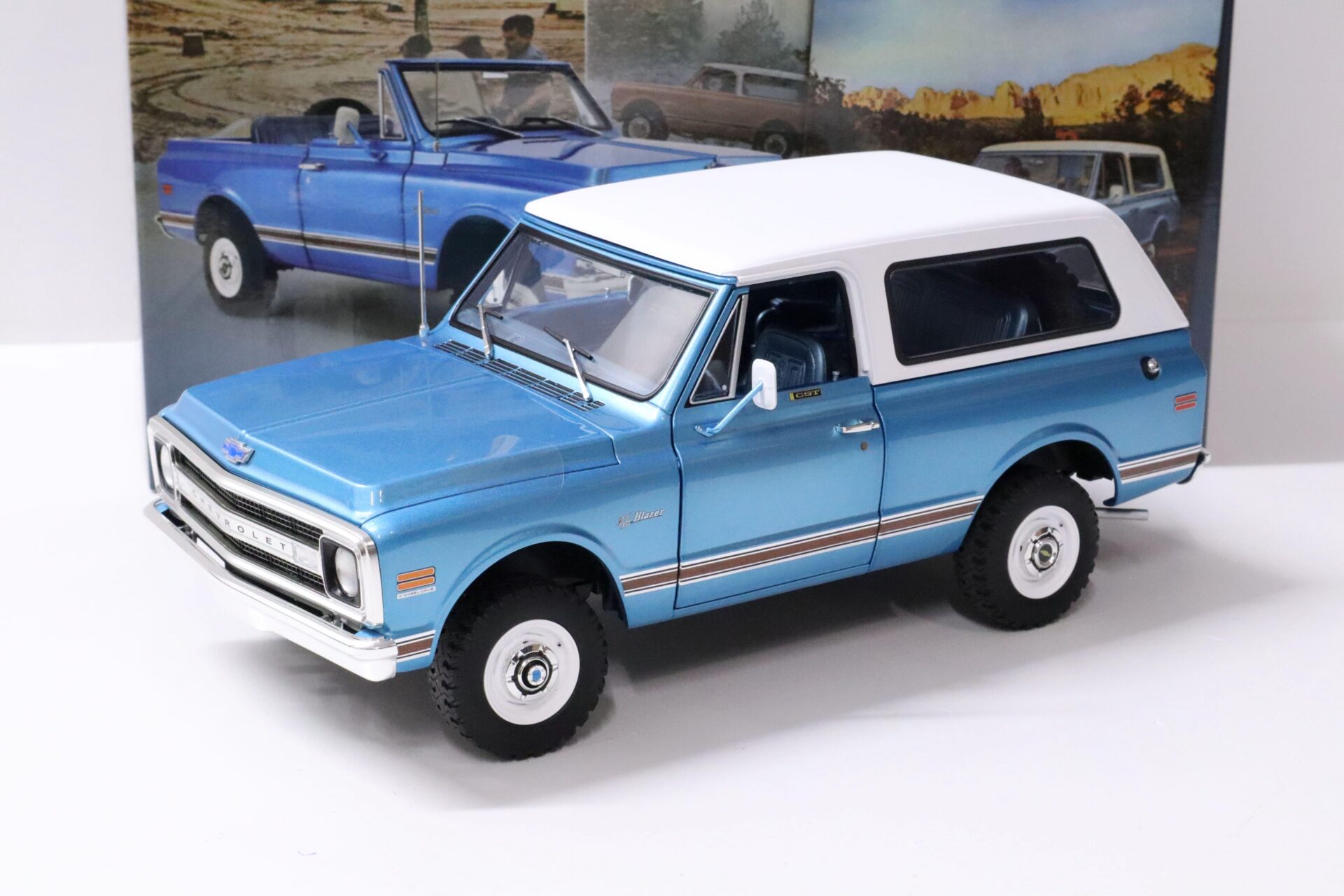 ID 62155 orig.jpg 1:18 ACME 1970 Chevrolet K5 Blazer with removable Hardtop blue/ white