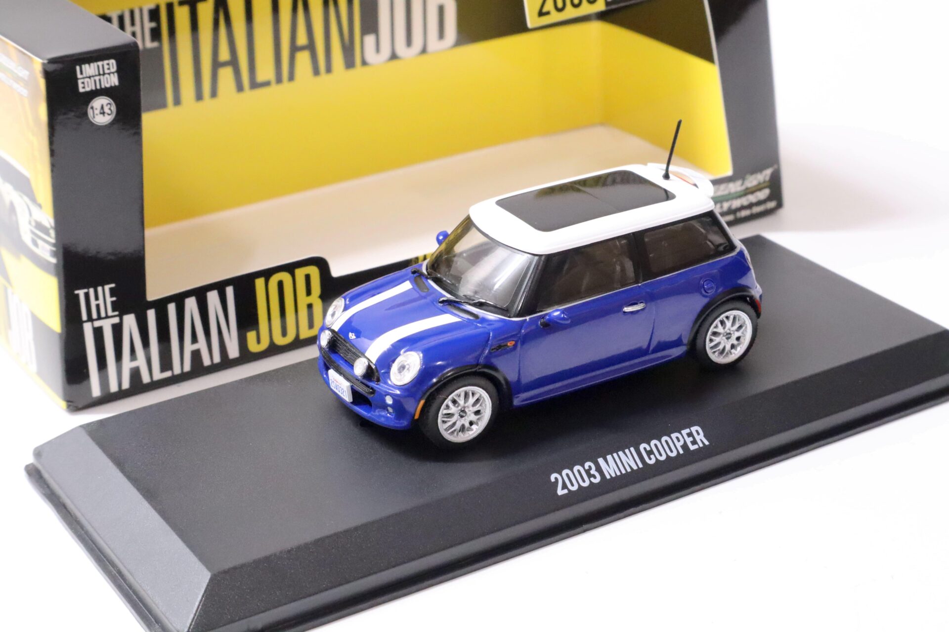 ID 62267 orig.jpg 1:43 Greenlight 2003 Mini Cooper *The Italian Job* blue/ white