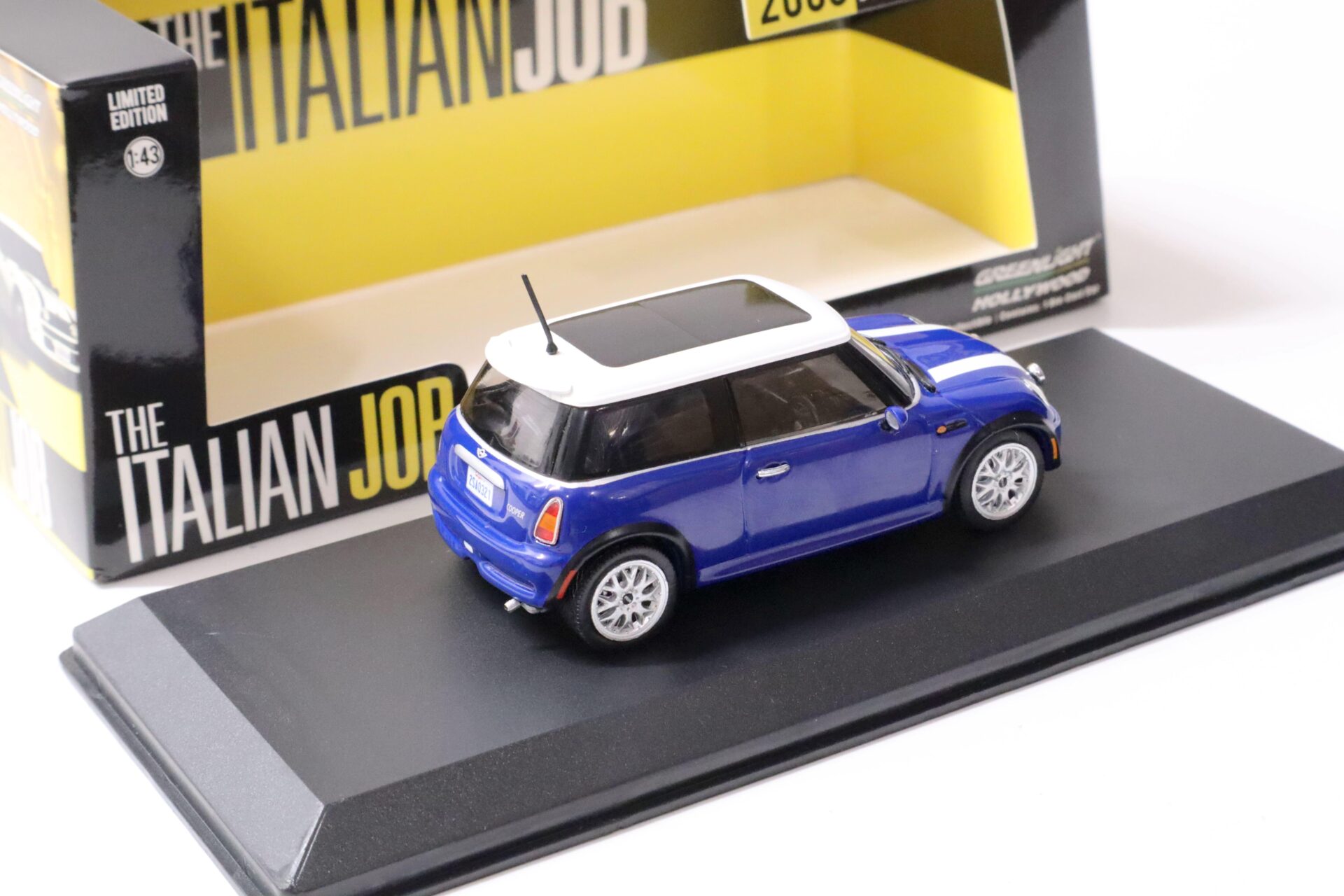 1:43 Greenlight 2003 Mini Cooper *The Italian Job* blue/ white