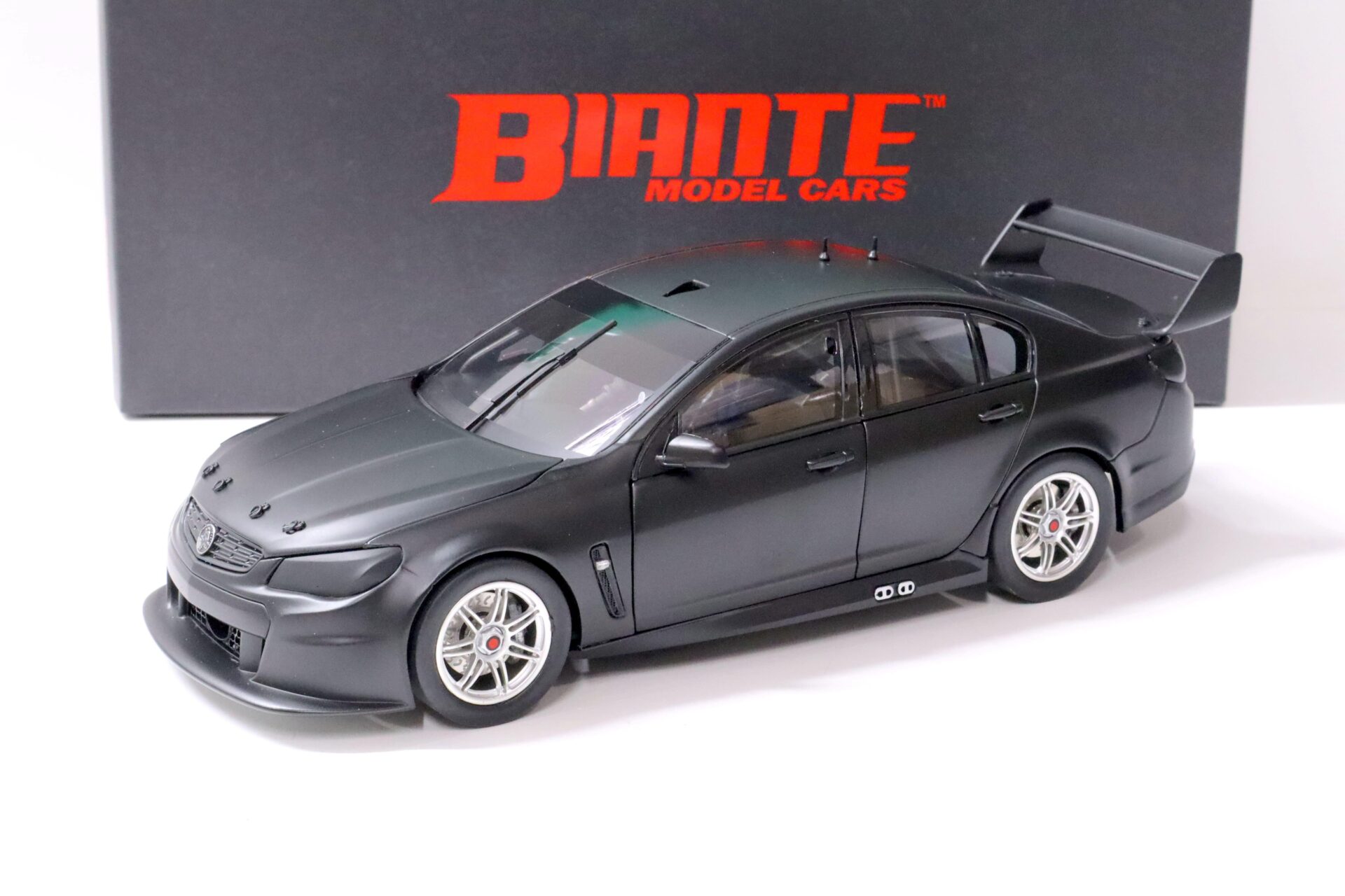 ID 62294 orig.jpg 1:18 BIANTE Holden VF Commodore V8 Supercar Satin black matt Plain Body