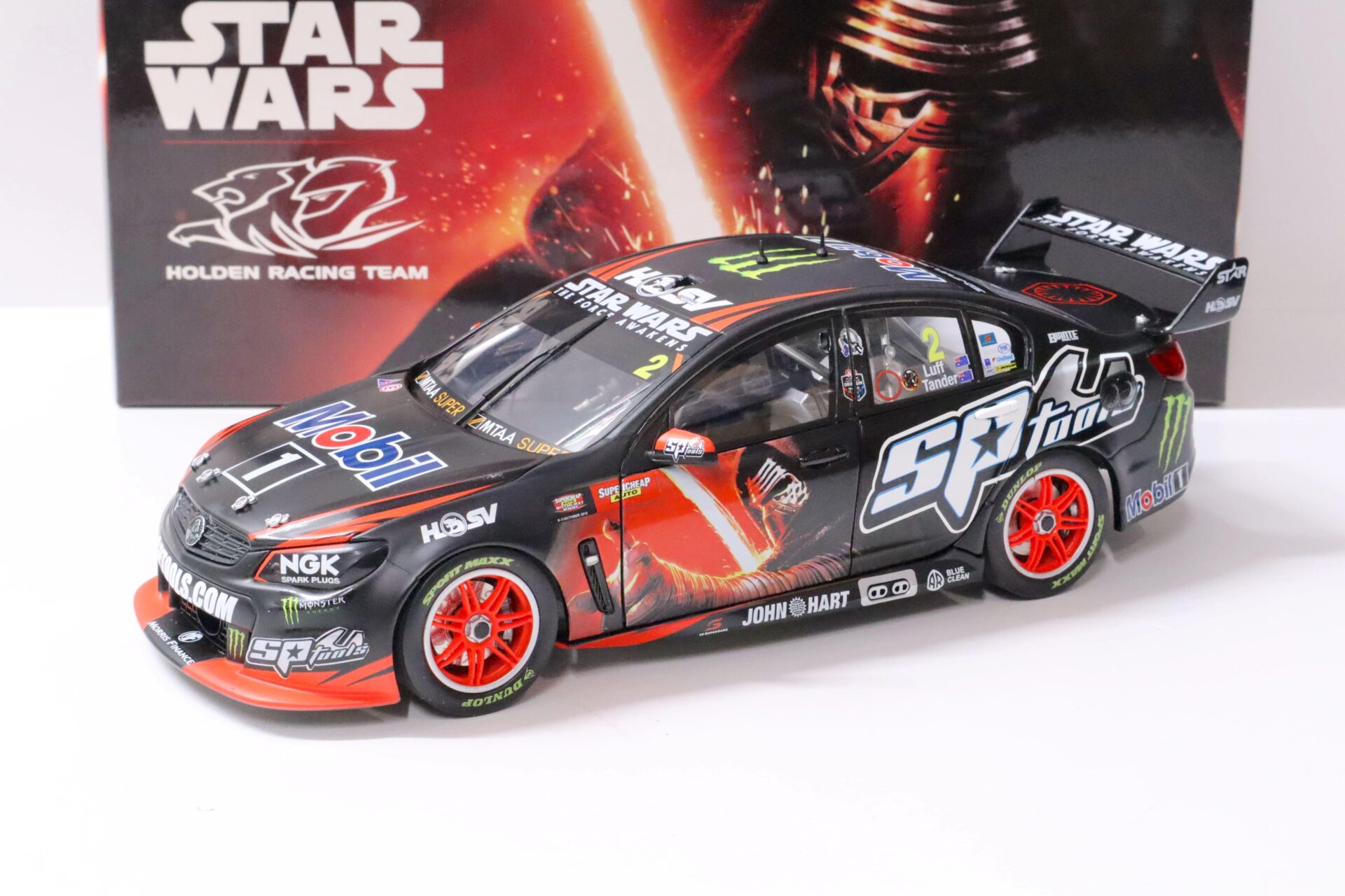 ID 62314 orig.jpg 1:18 BIANTE Holden VF Commodore V8 Supercar 2015 Bathurst 1000 #2 Tander STAR WARS
