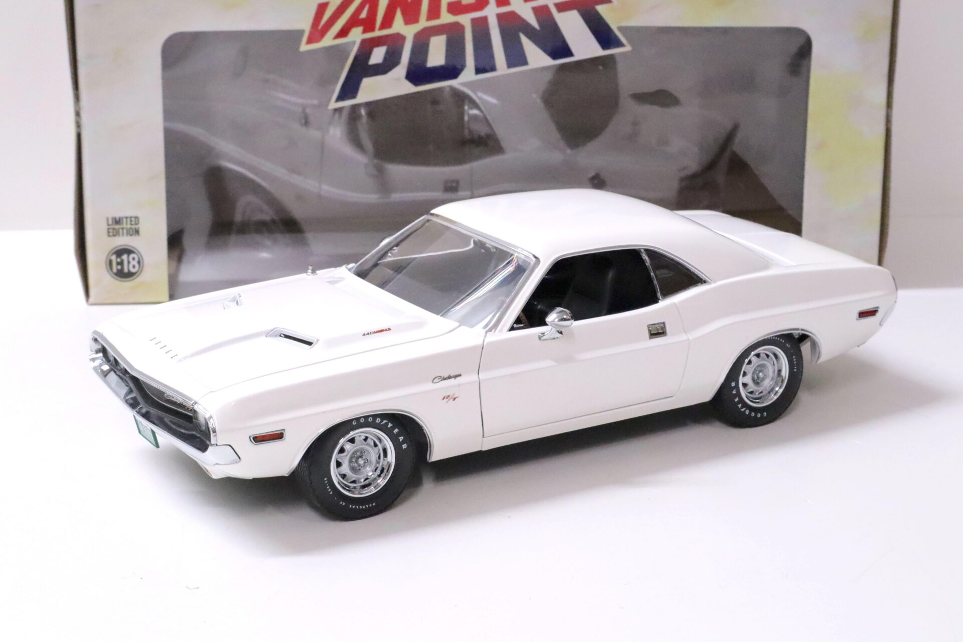 ID 62397 orig.jpg 1:18 Greenlight 1970 Dodge Challenger R/T Coupe *VANISHING POINT* white
