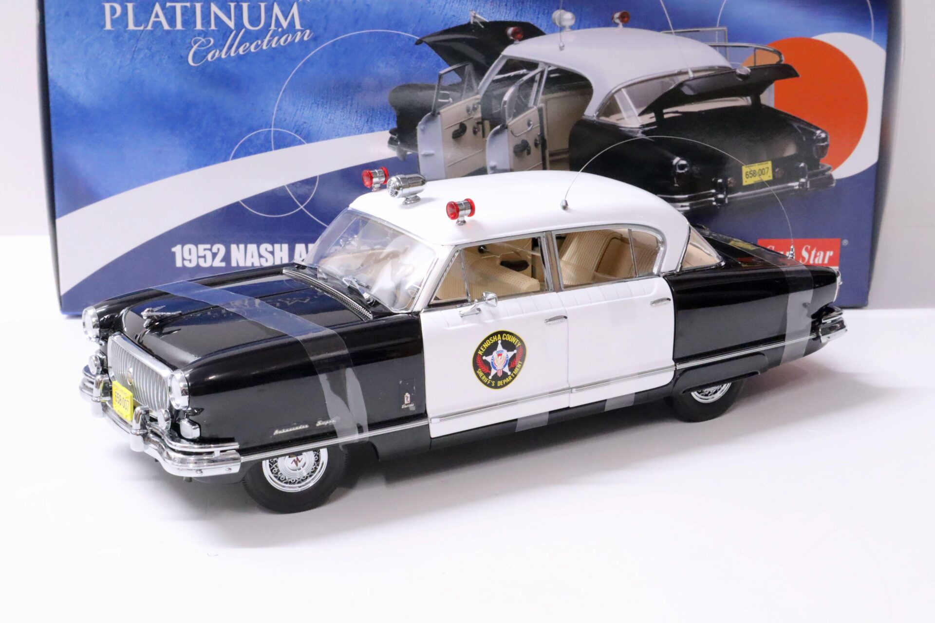 ID 62644 orig.jpg 1:18 Sun Star 1952 Nash Ambassador Airflyte Police Car Country Sheriff white/ black