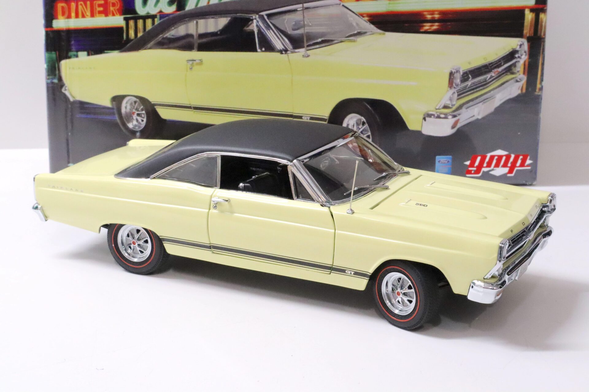 1:18 GMP 1967 Ford Fairlane GT yellow/ black roof G1801108