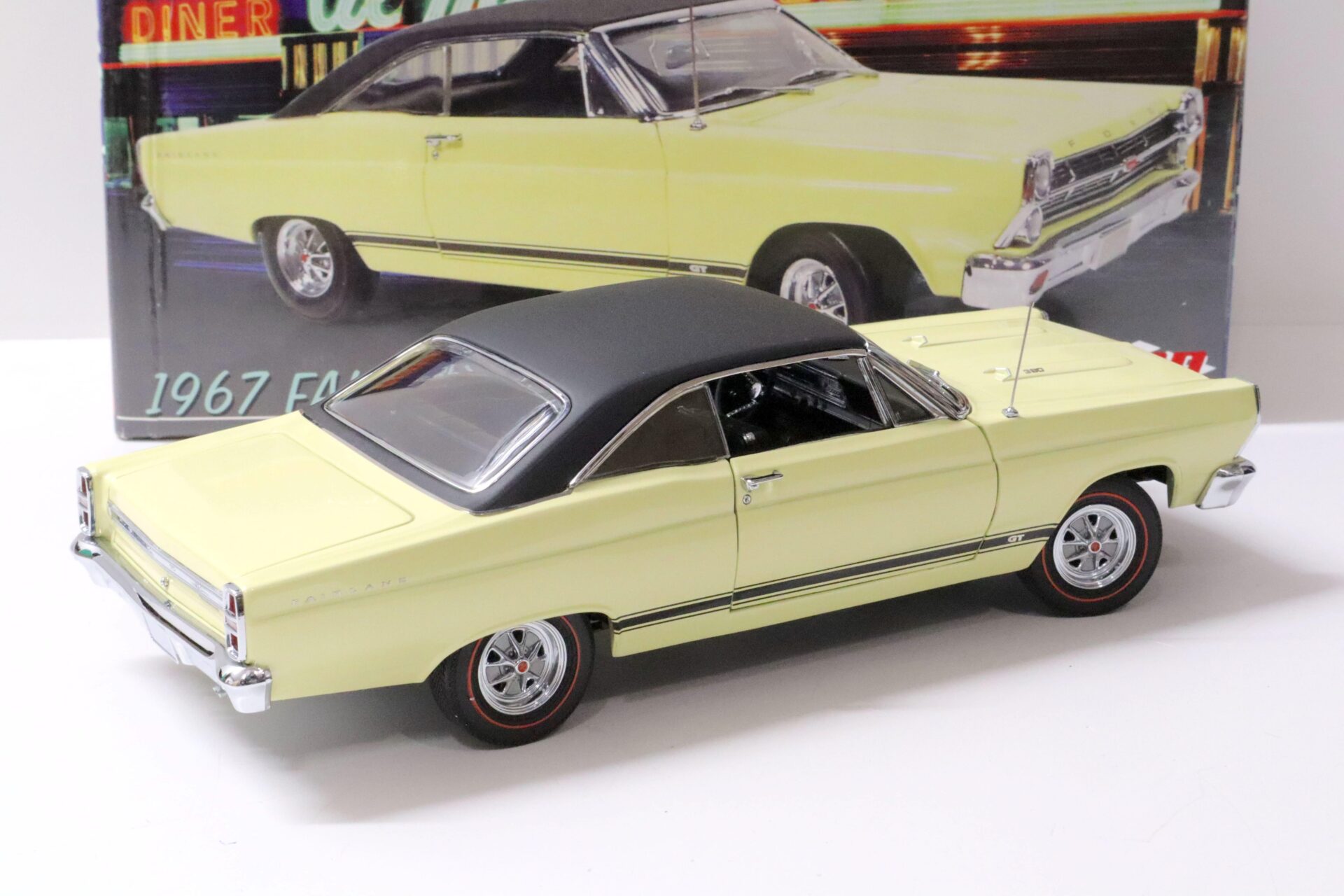 1:18 GMP 1967 Ford Fairlane GT yellow/ black roof G1801108