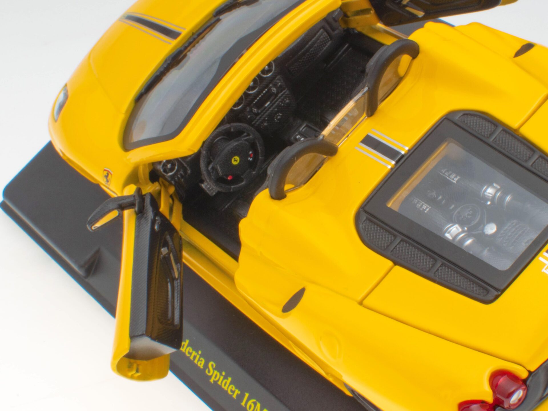 1:24 Hachette Bburago Ferrari Collection Ferrari Scuderia Spider 16M yellow 2008 with display