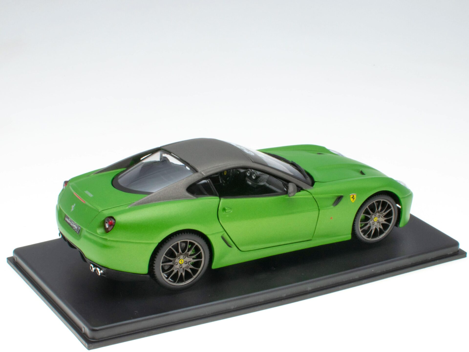 1:24 Hachette Bburago Ferrari Collection Ferrari 599 HY-KERS green 2010 with display