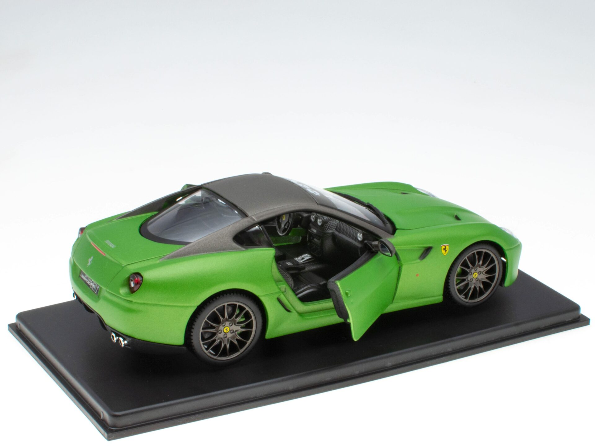 1:24 Hachette Bburago Ferrari Collection Ferrari 599 HY-KERS green 2010 with display
