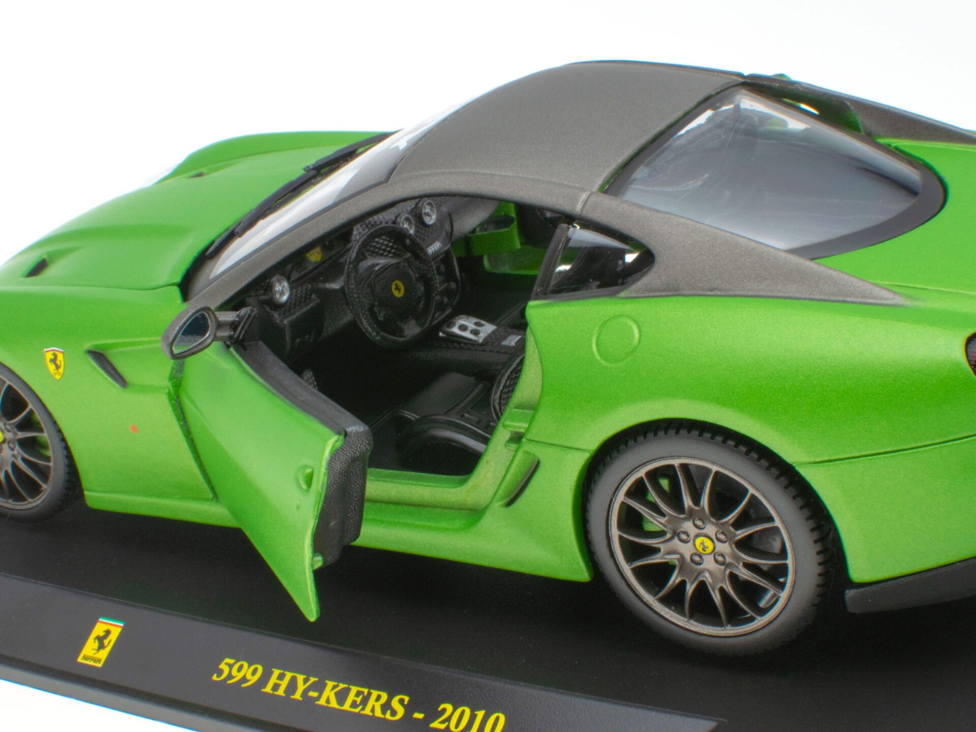 1:24 Hachette Bburago Ferrari Collection Ferrari 599 HY-KERS green 2010 with display