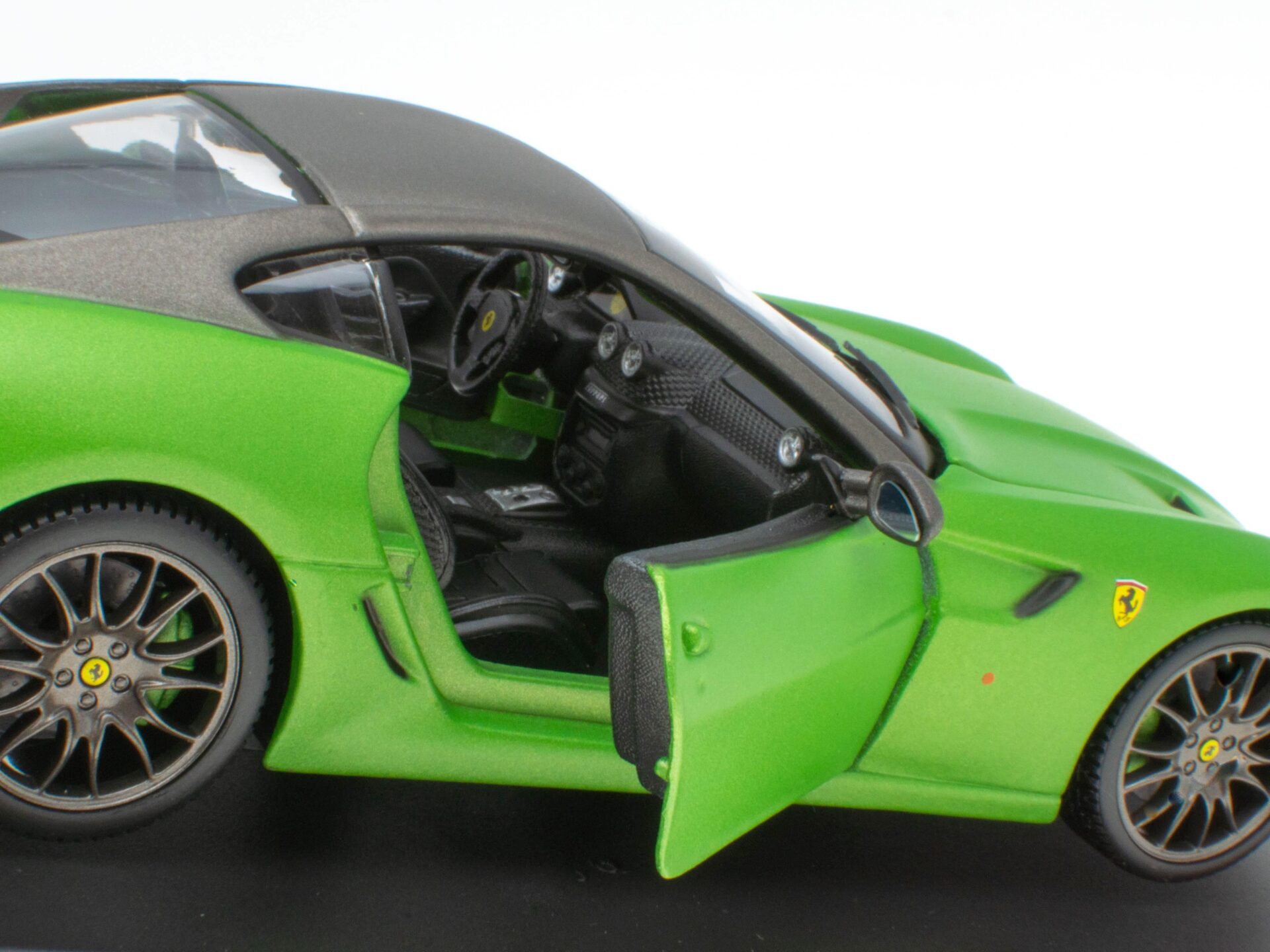 1:24 Hachette Bburago Ferrari Collection Ferrari 599 HY-KERS green 2010 with display