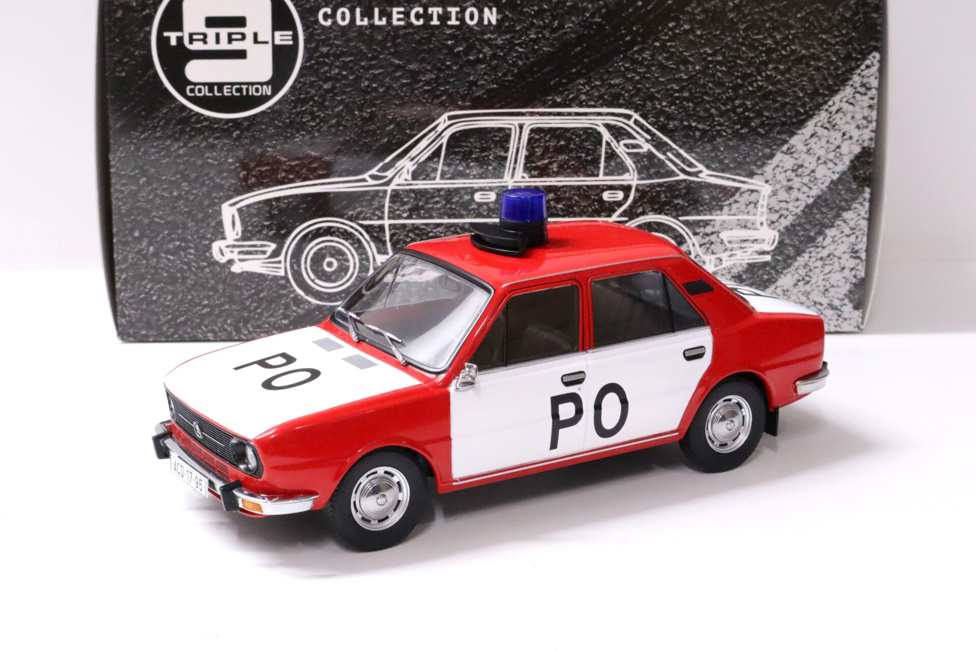 ID 63329 orig.jpg 1:18 Triple9 1976 Skoda 105L Sedan Fire Brigade red/ white Die-Cast