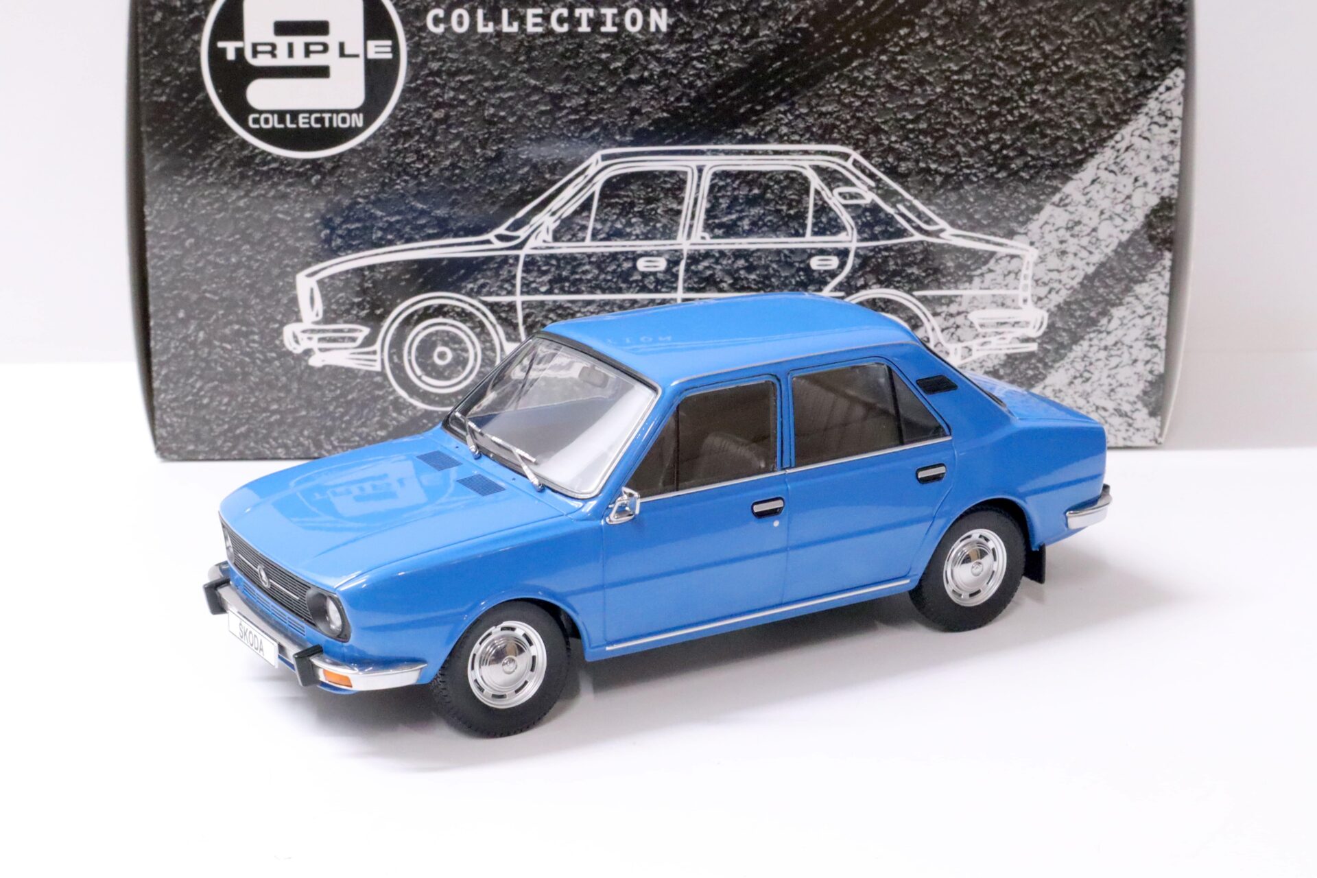ID 63333 orig 1.jpg 1:18 Triple9 1976 Skoda 105L Sedan blue Die-Cast