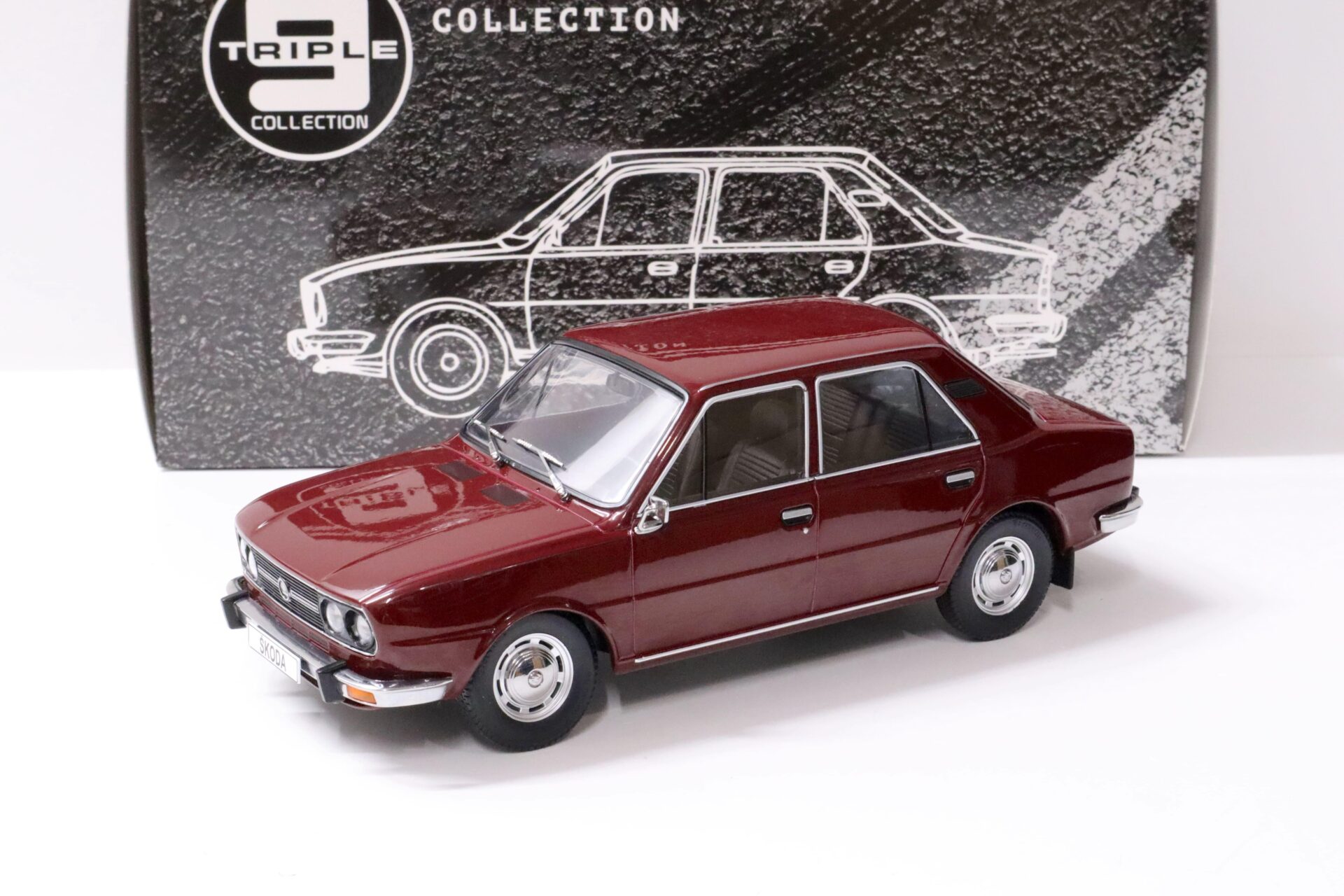 ID 63337 orig.jpg 1:18 Triple9 1976 Skoda 120LS Sedan dark red Die-Cast