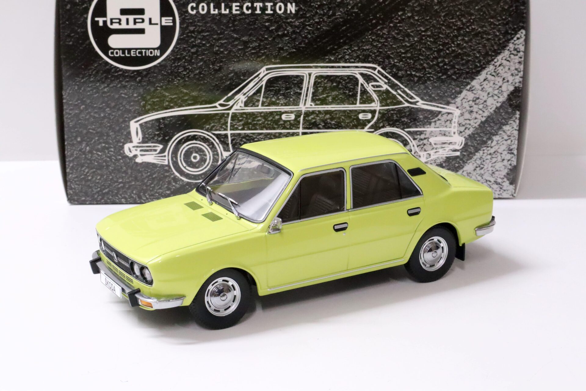 ID 63341 orig.jpg 1:18 Triple9 1976 Skoda 120LS Sedan yellow Die-Cast
