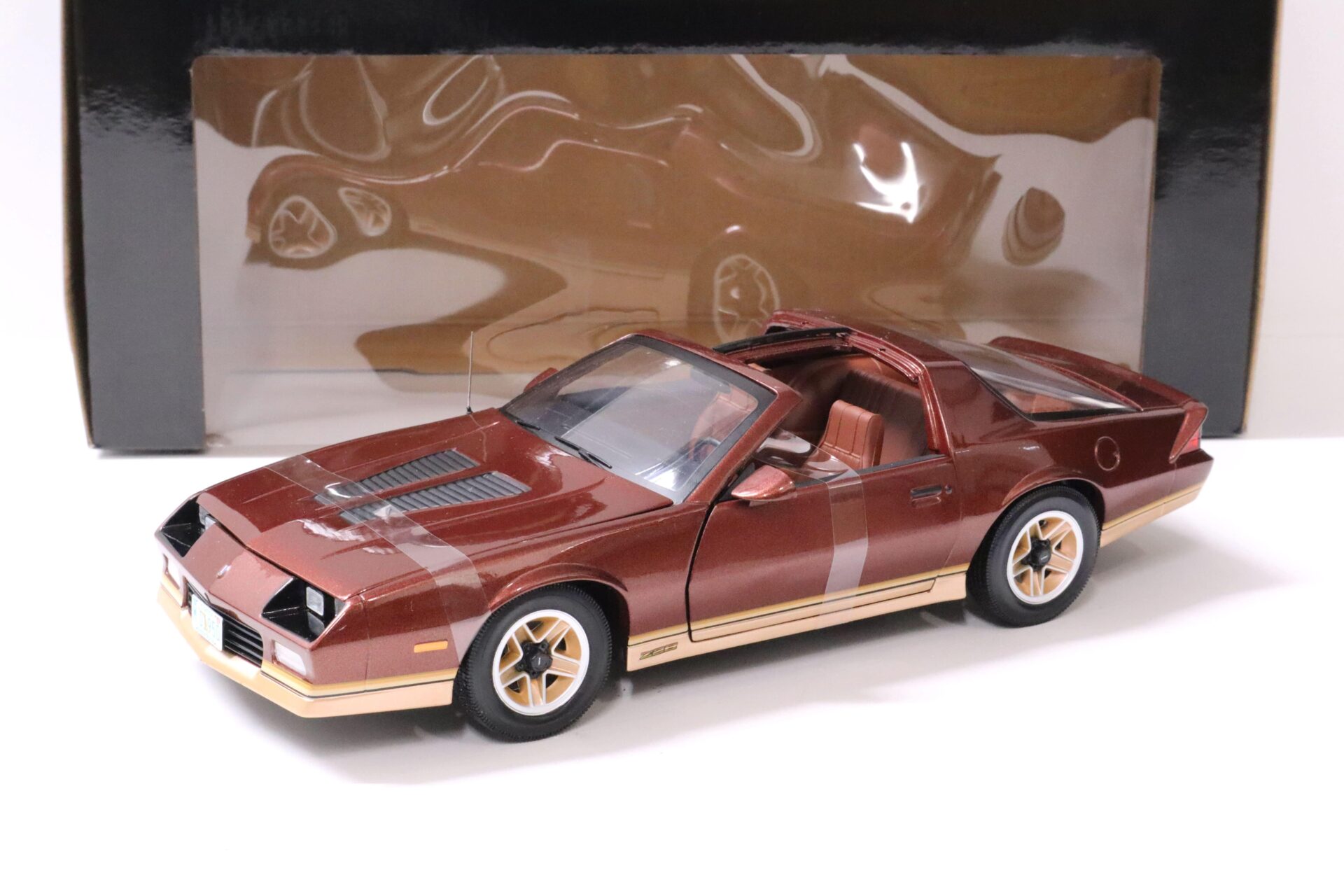 ID 63722 orig 1.jpg 1:18 Sun Star 1985 Chevrolet Camaro Z28 copper metallic/ gold