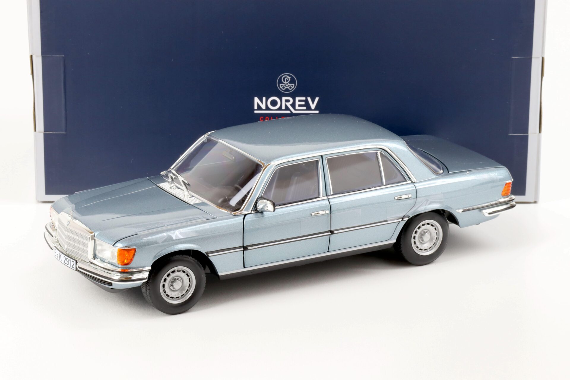 ID 63925 orig.jpg 1:18 Norev Mercedes 450 SEL 6.9 Limousine 1976 light blue
