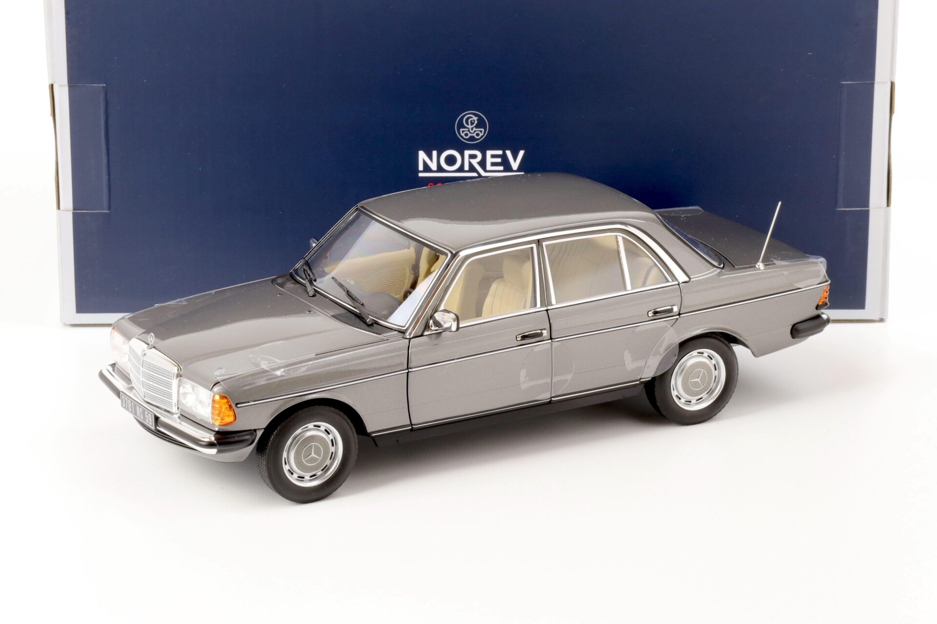 ID 63977 orig.jpg 1:18 Norev Mercedes 200 W123 Limousine 1982 anthracite metallic