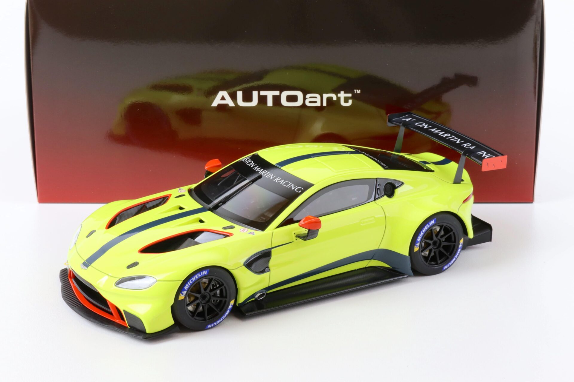 ID 64286 orig.jpg 1:18 AUTOart Aston Martin Vantage GTE Le Mans Pro 2018 Presentation Car 81807
