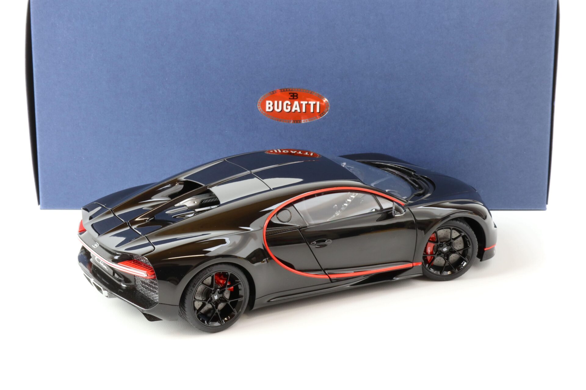 1:18 AUTOart Bugatti Chiron 2017 Nocturne black/ red accents 70991