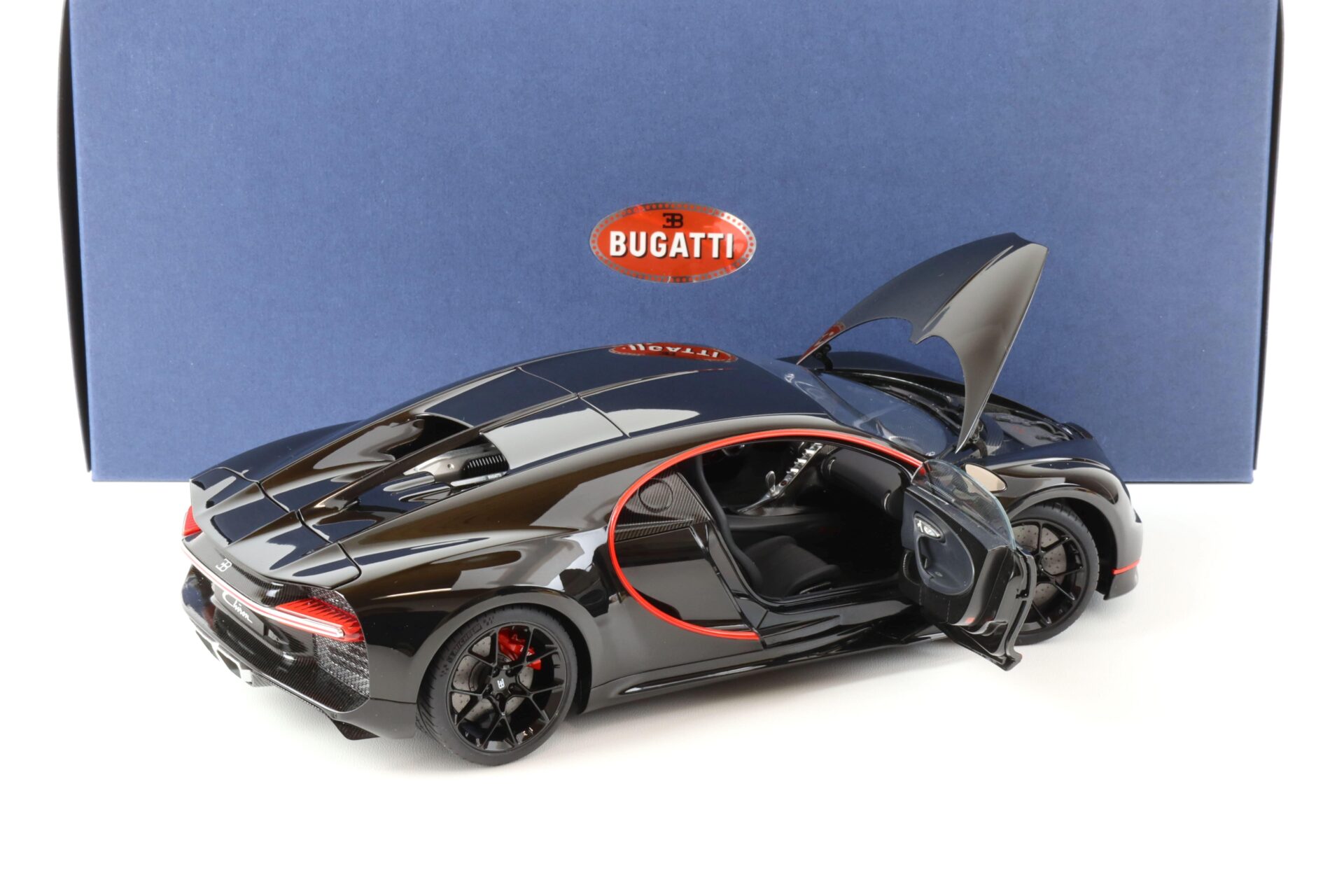 1:18 AUTOart Bugatti Chiron 2017 Nocturne black/ red accents 70991