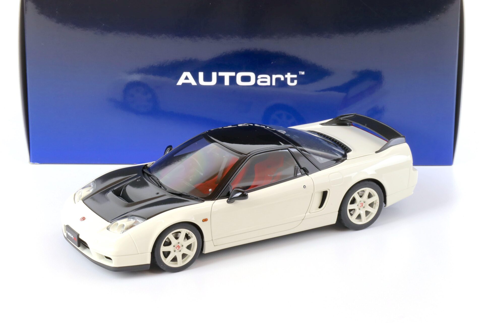 ID 64702 orig.jpg 1:18 AUTOart Honda NSX-R (NA2) 2019 Championship white/ black Carbon fiber