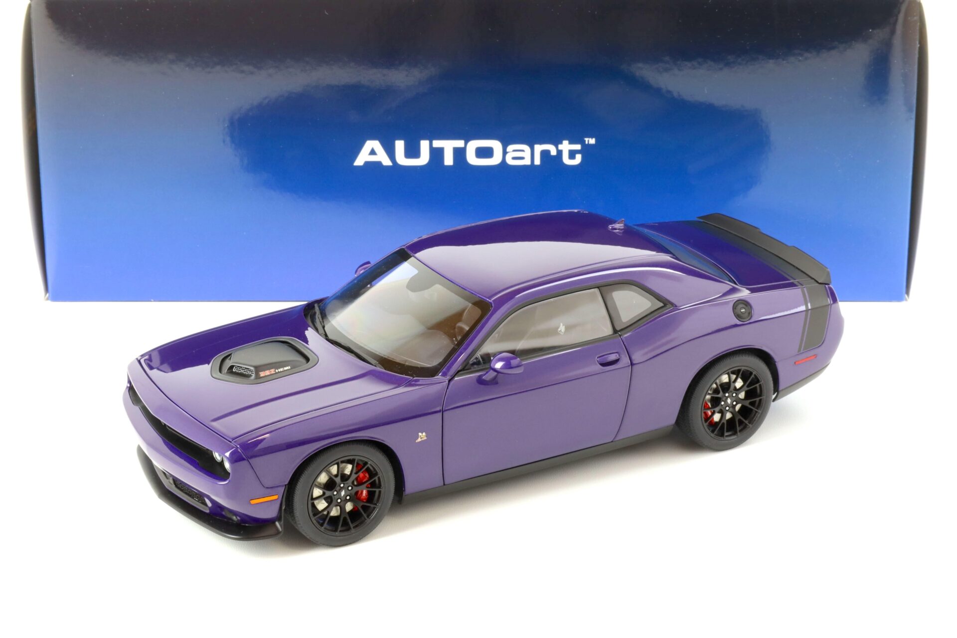 ID 64781 orig.jpg 1:18 AUTOart Dodge Challenger 392 Hemi Scat Pack Shaker Plum Crazy Pearl Coat