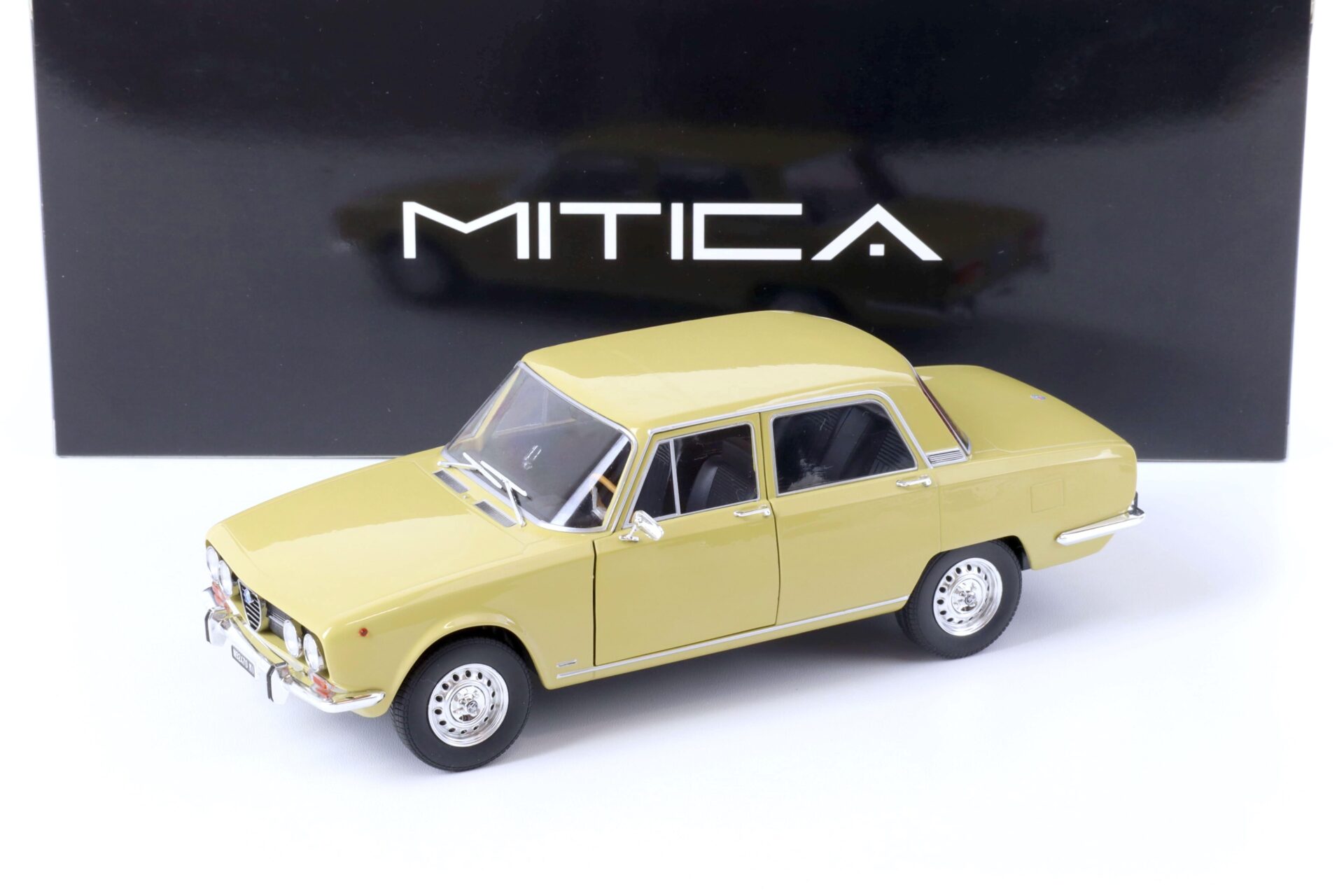 ID 64882 orig.jpg 1:18 MITICA 1971 Alfa Romeo 2000 Berlina yellow Giallo Piper 116
