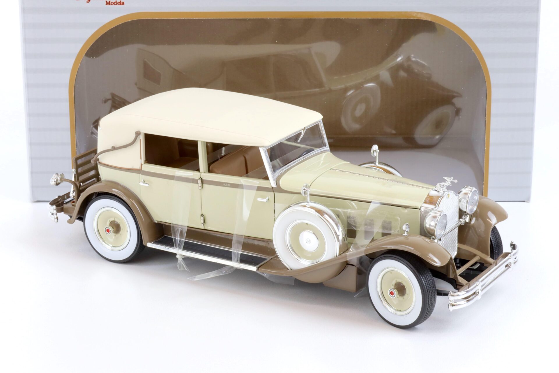 1:18 Signature Models 1930 Packard Brewster beige/ brown closed Top