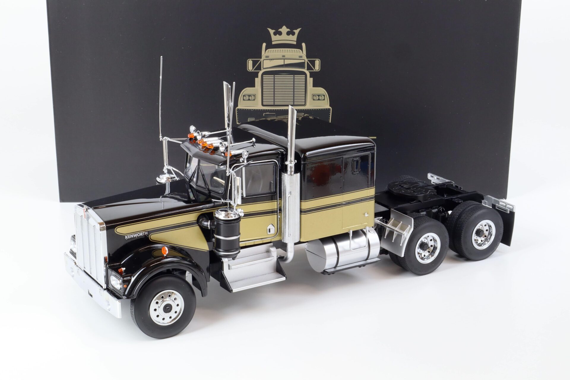 ID 66403 orig.jpg 1:18 Road Kings LKW Kenworth W900 black/ gold RK180121 Smokey and Bandit