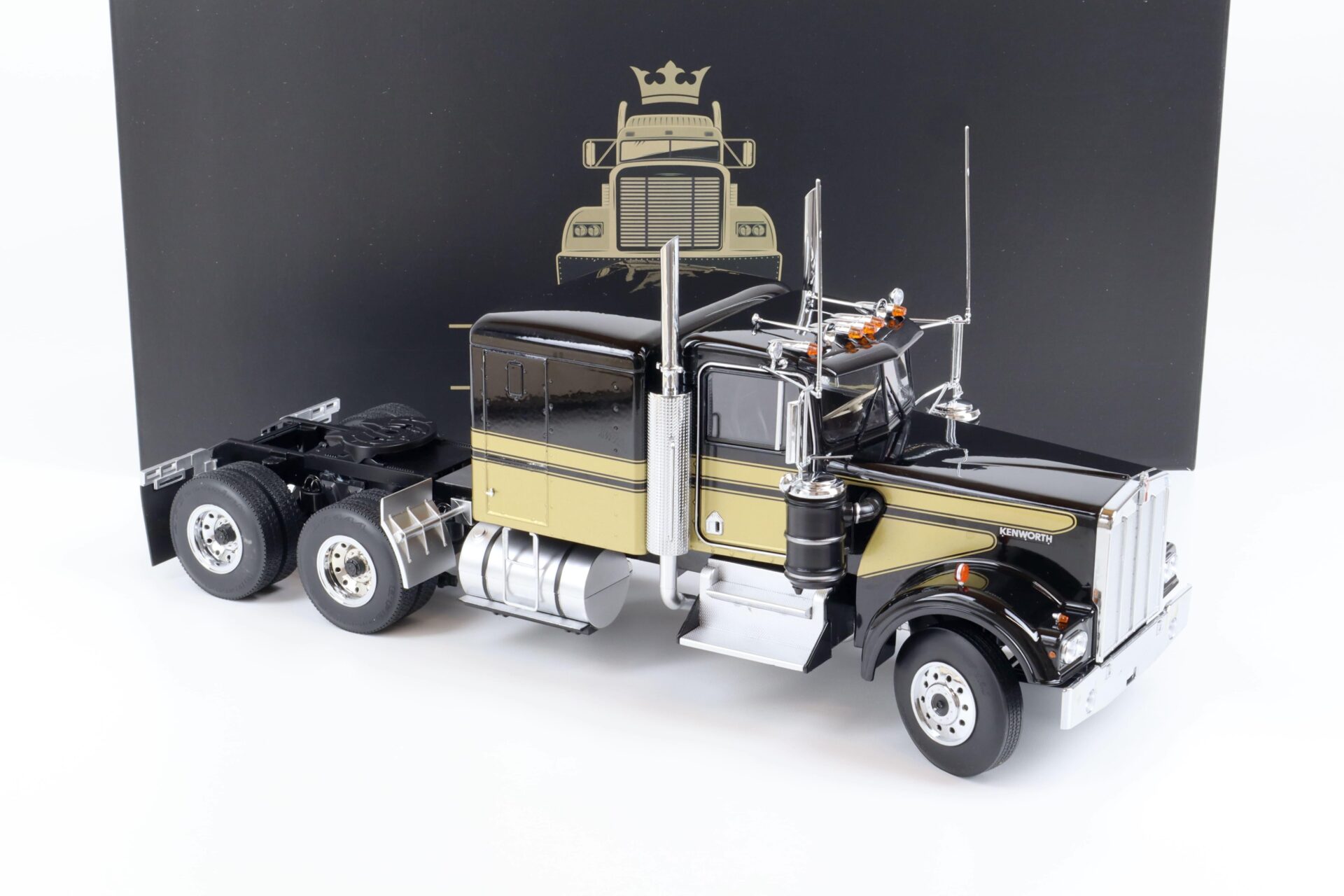 1:18 Road Kings LKW Kenworth W900 black/ gold RK180121 Smokey and Bandit