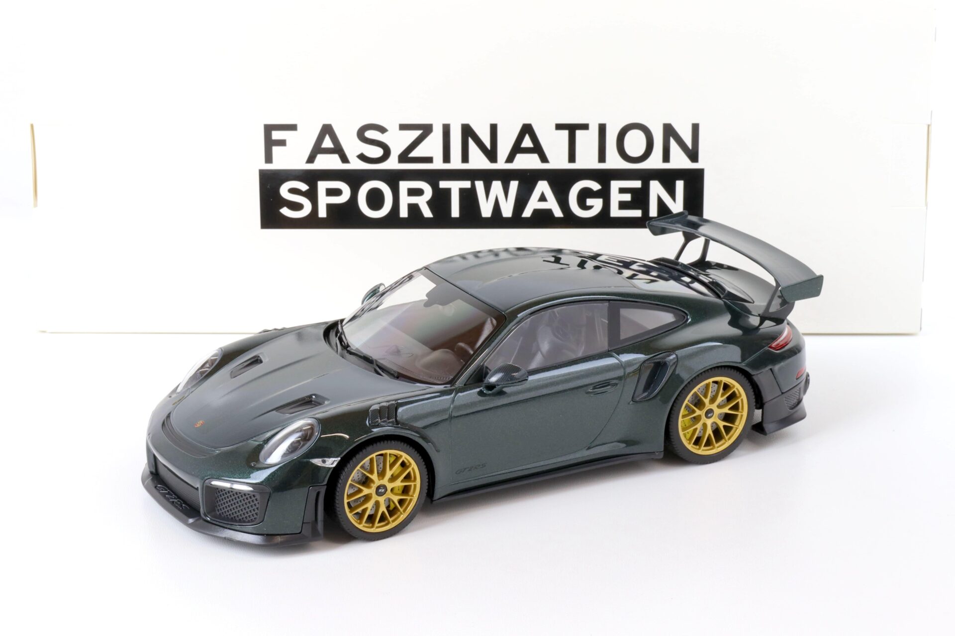 ID 67085 orig.jpg 1:18 Minichamps Porsche 911 (991.2) GT2 RS Coupe Weissach Package dark green/ gold 2018