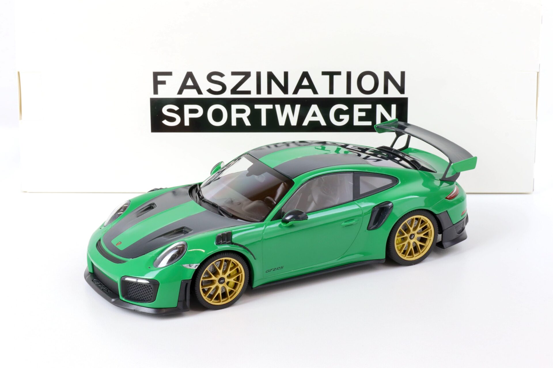 ID 67089 orig.jpg 1:18 Minichamps Porsche 911 (991.2) GT2 RS Coupe Weissach Package green/ gold 2018