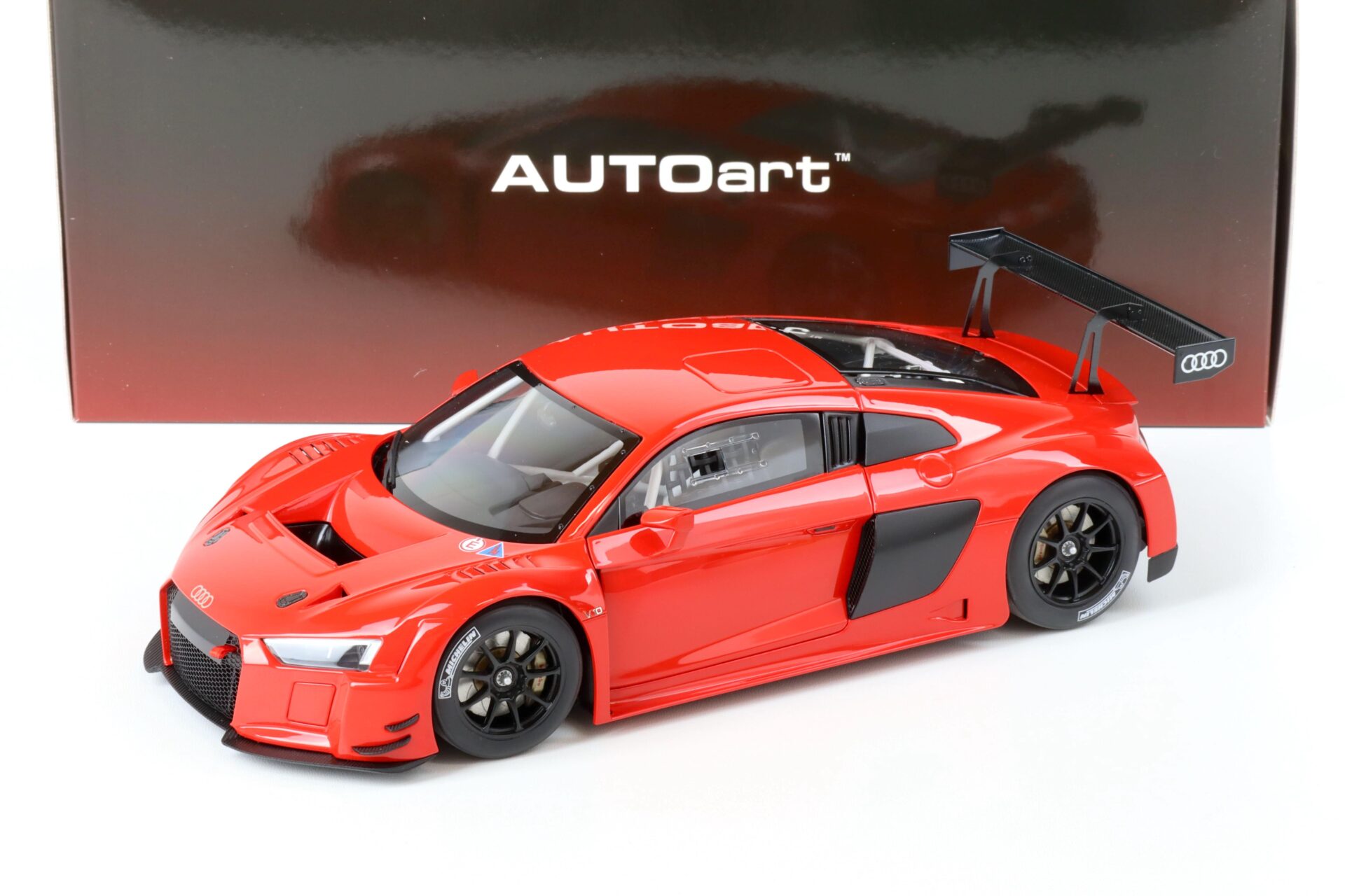 ID 67131 orig.jpg 1:18 AUTOart Audi R8 LMS FIA GT GT3 Plain Color Version red 81601