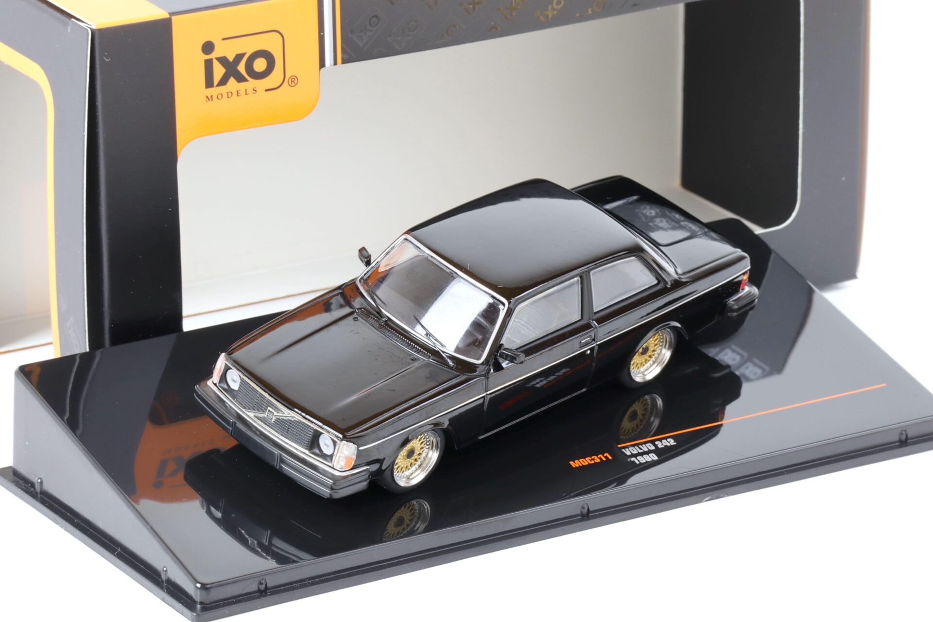 ID 67581 orig.jpg 1:43 IXO Volvo 242 Custom black 1980