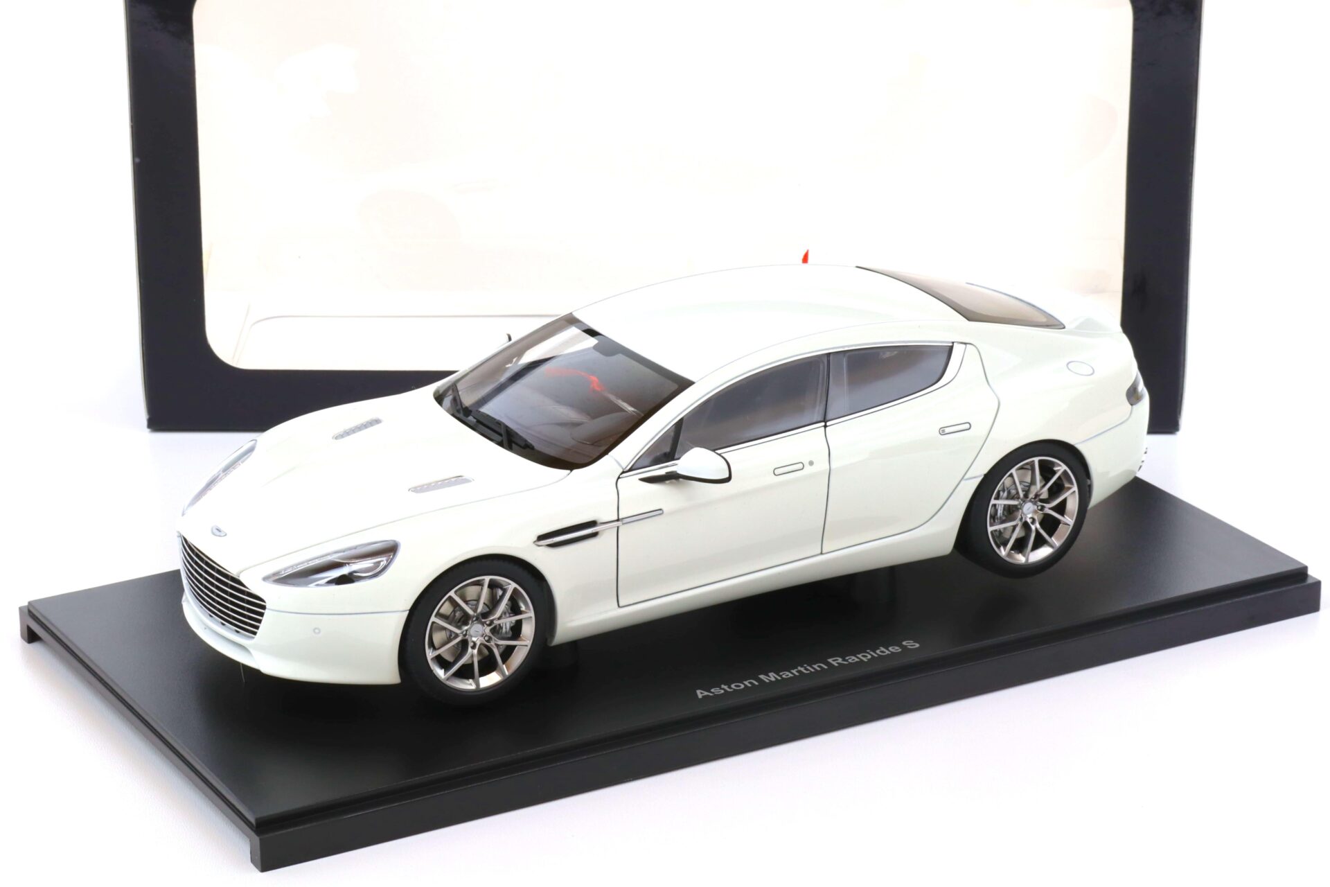 1:18 AUTOart Aston Martin Rapide S 2015 Stratus white