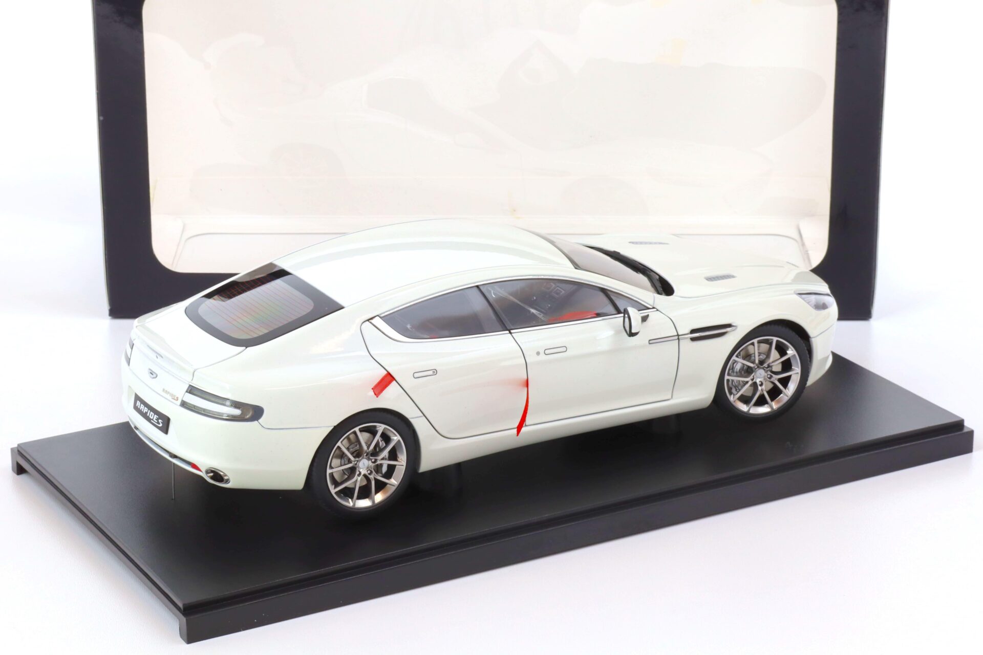 1:18 AUTOart Aston Martin Rapide S 2015 Stratus white