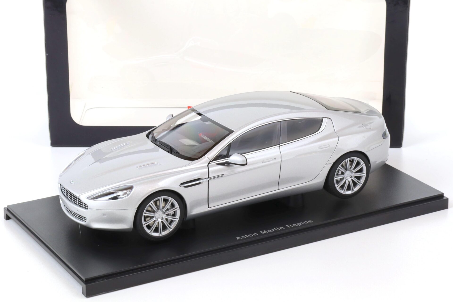 ID 67908 orig.jpg 1:18 AUTOart Aston Martin Rapide 2010 silver metallic 70217