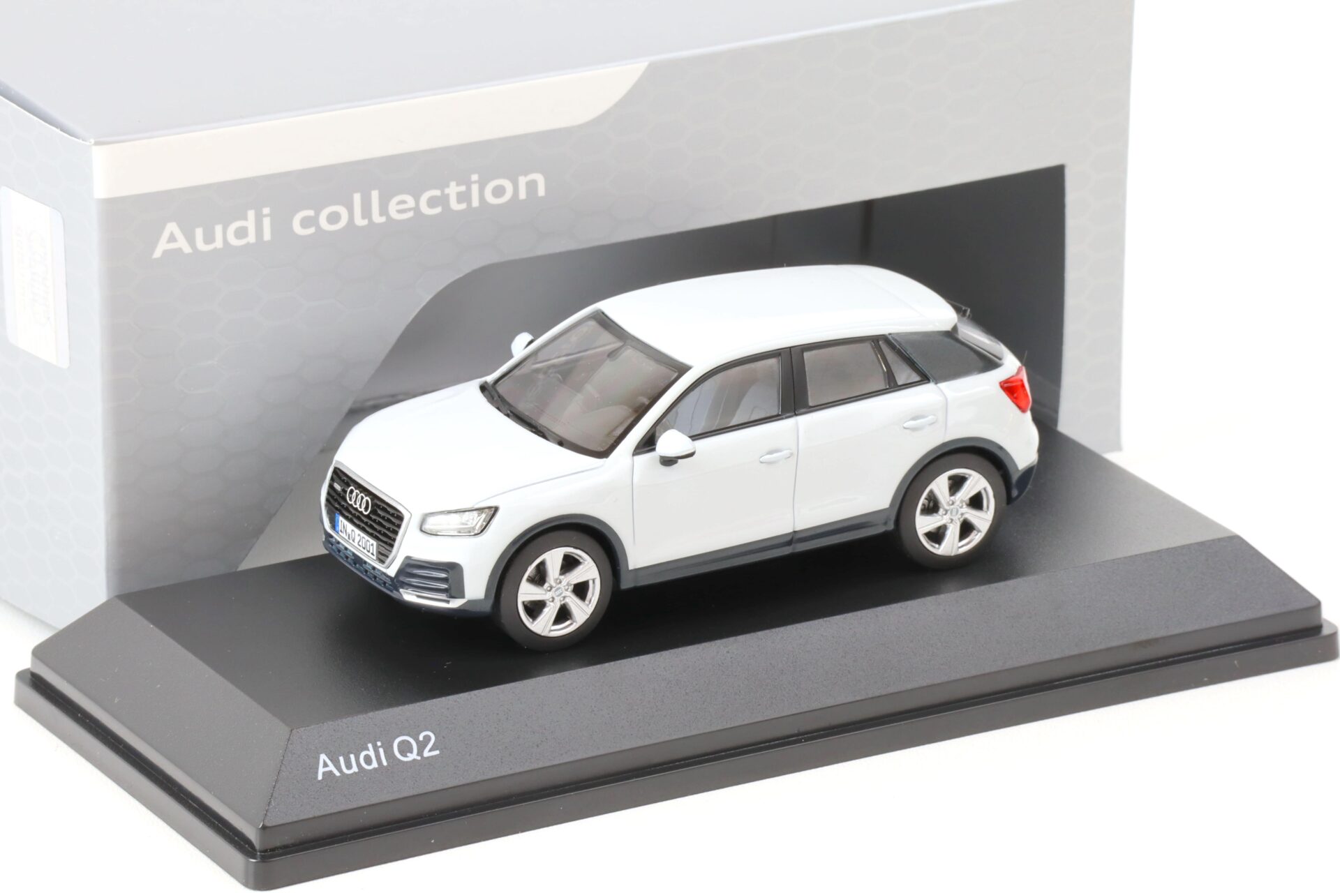 ID 68908 orig.jpg 1:43 iScale Audi Q2 SUV Glacier white metallic 2016 DEALER VERSION