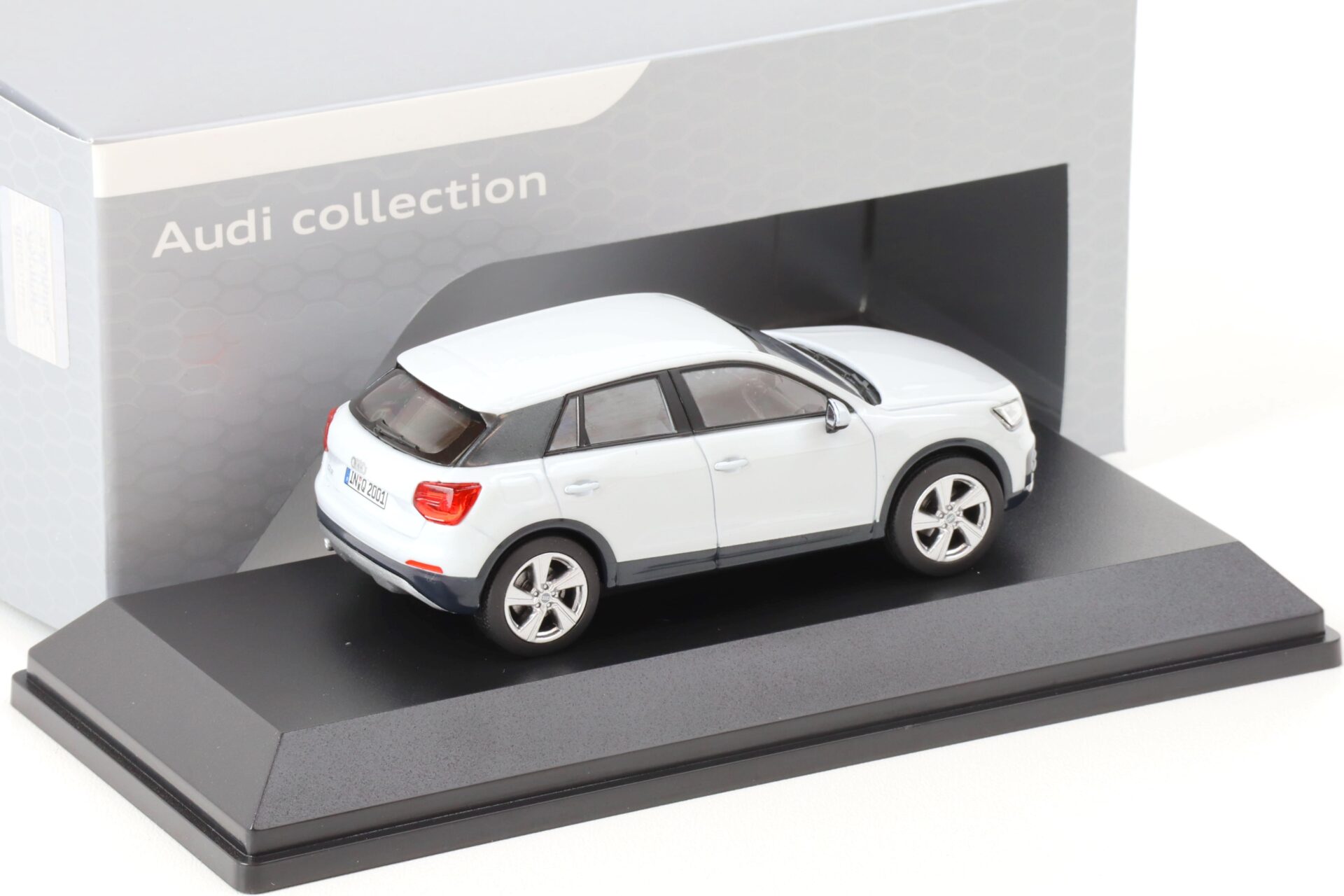 1:43 iScale Audi Q2 SUV Glacier white metallic 2016 DEALER VERSION