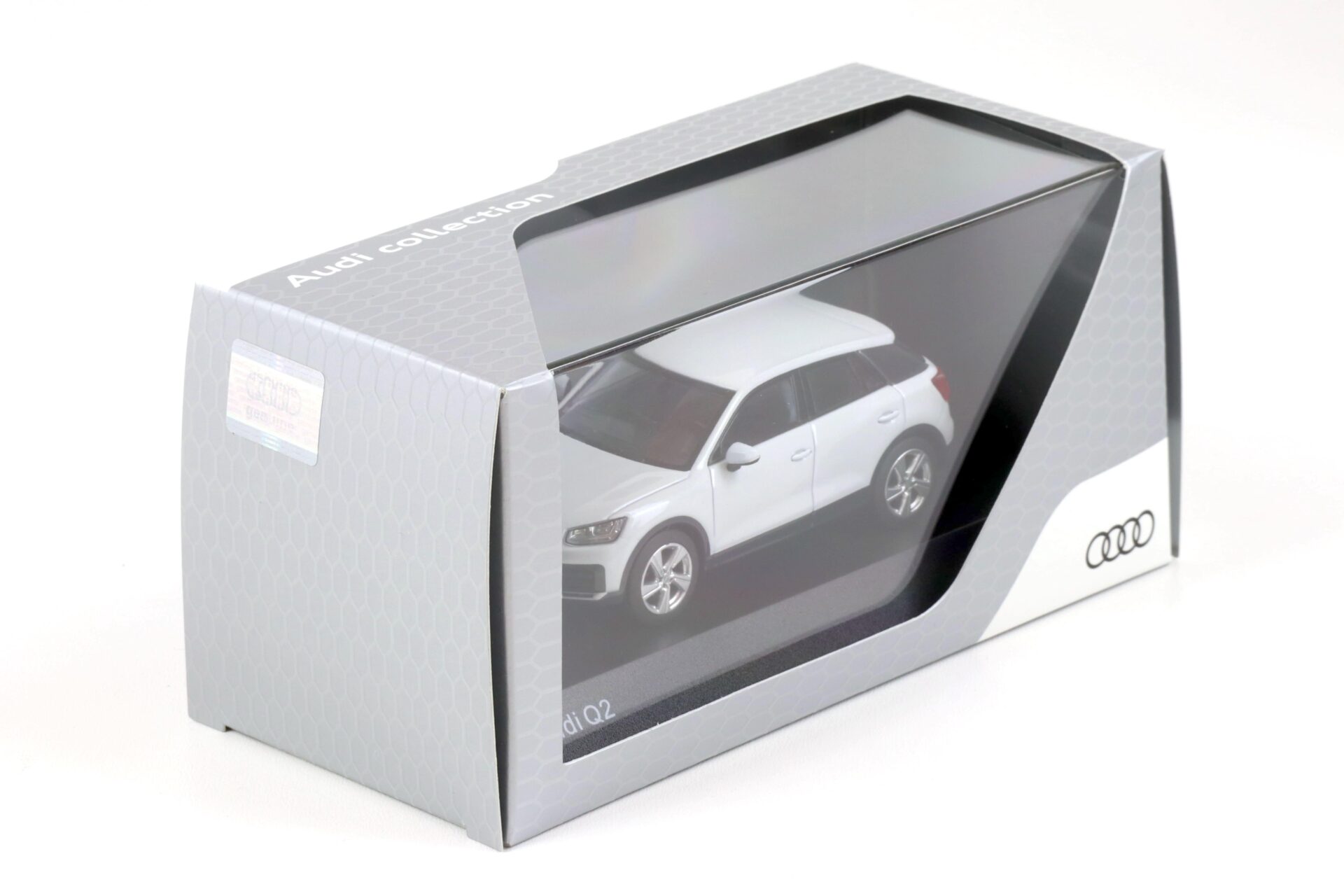 1:43 iScale Audi Q2 SUV Glacier white metallic 2016 DEALER VERSION