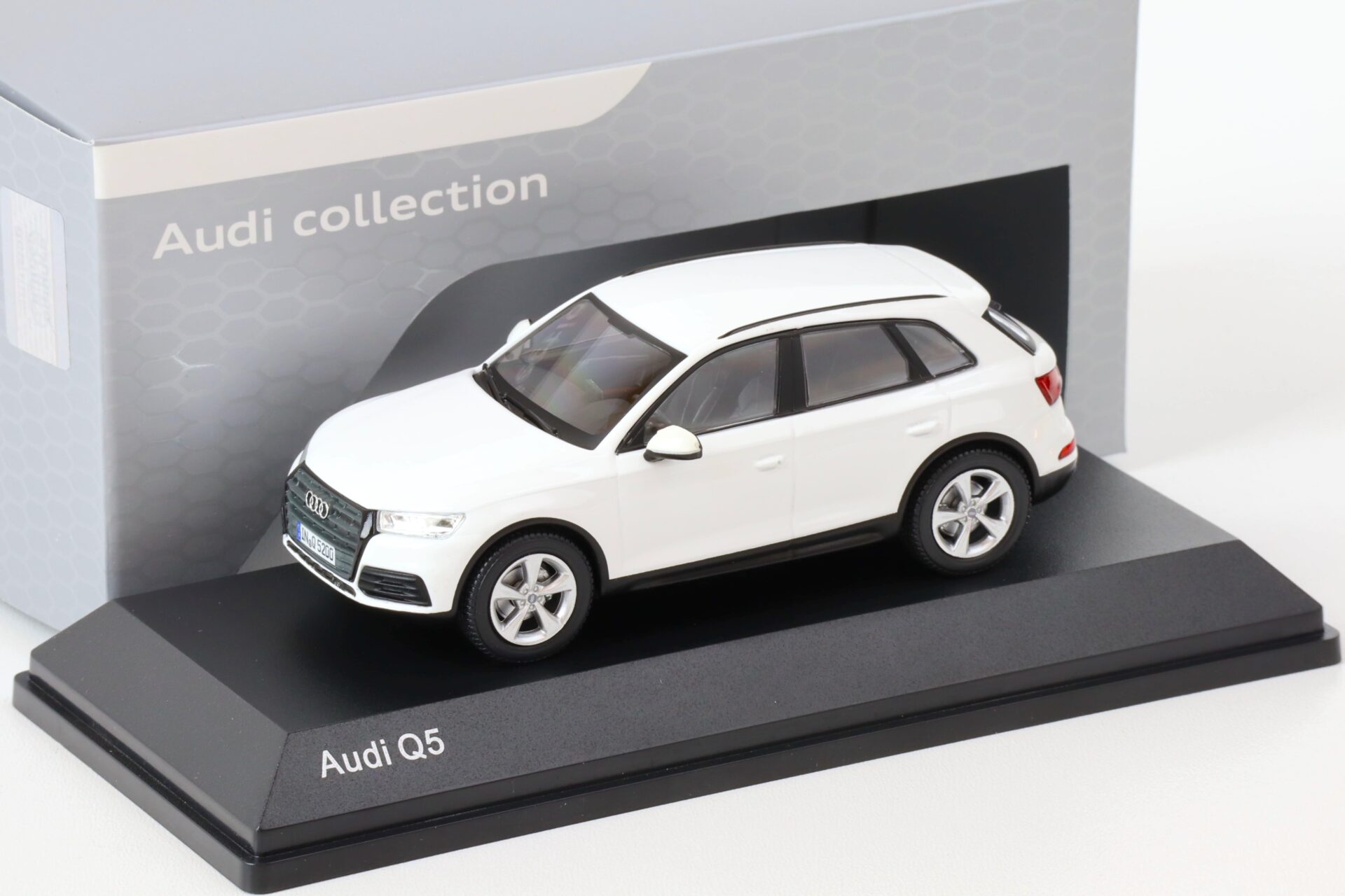 ID 68920 orig.jpg 1:43 iScale Audi Q5 Ibis white 2017 DEALER VERSION