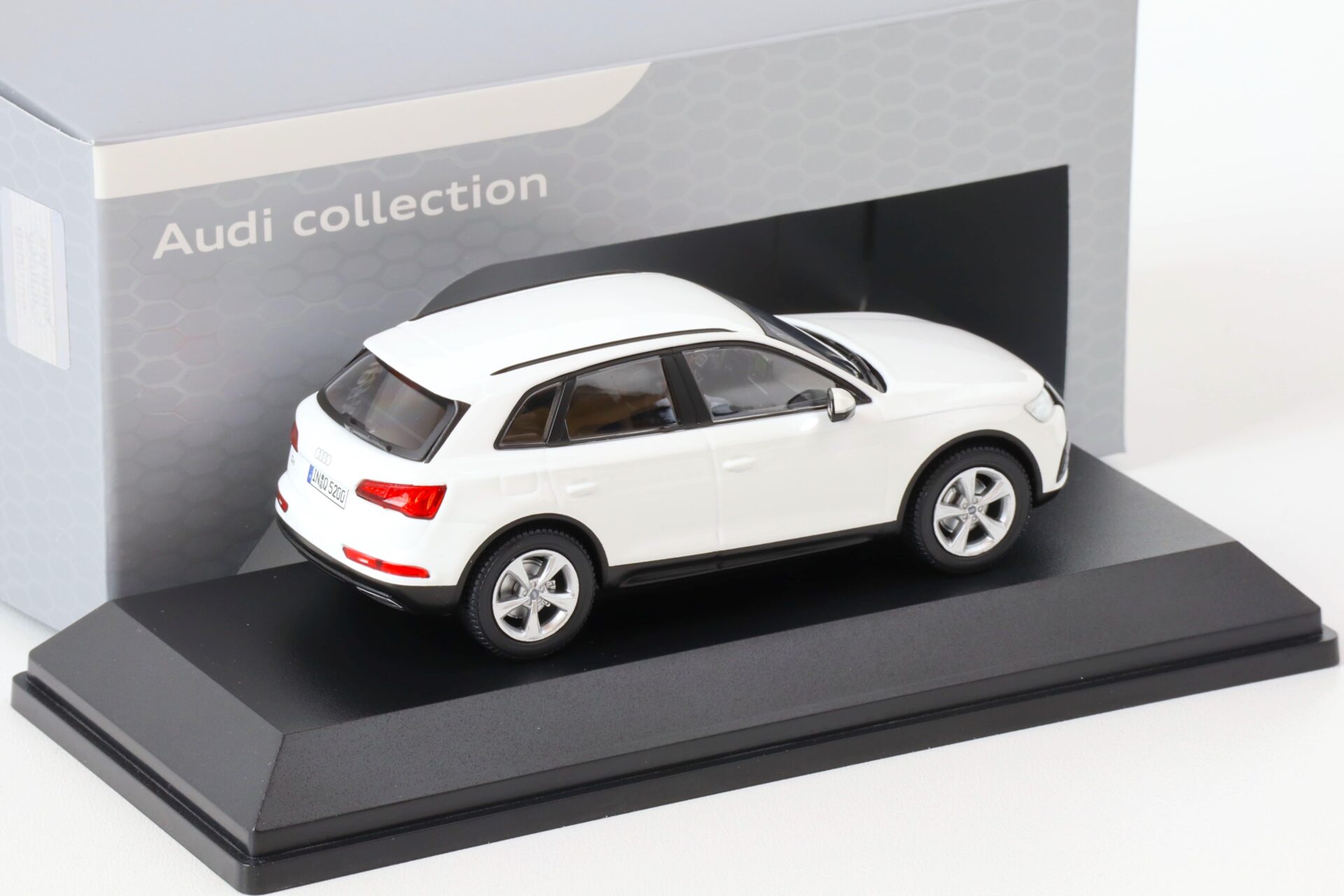 1:43 iScale Audi Q5 Ibis white 2017 DEALER VERSION