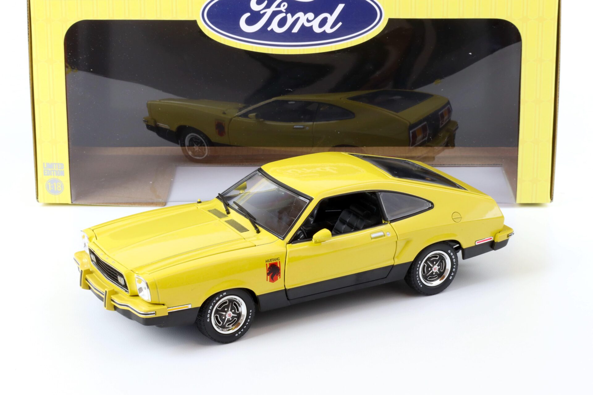 ID 69180 orig.jpg 1:18 Greenlight 1976 Ford Mustang II Stallion yellow