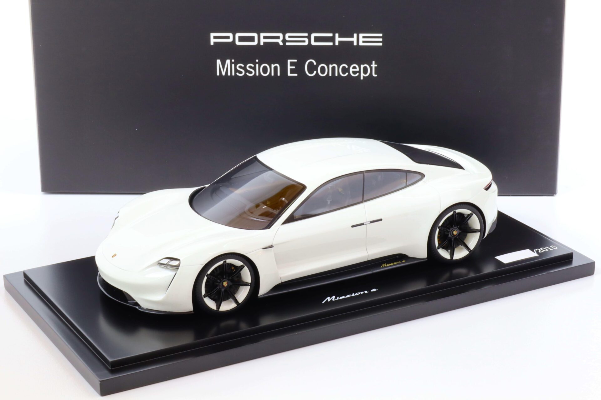 1:18 Spark Porsche Mission E Concept white metallic DEALER VERSION