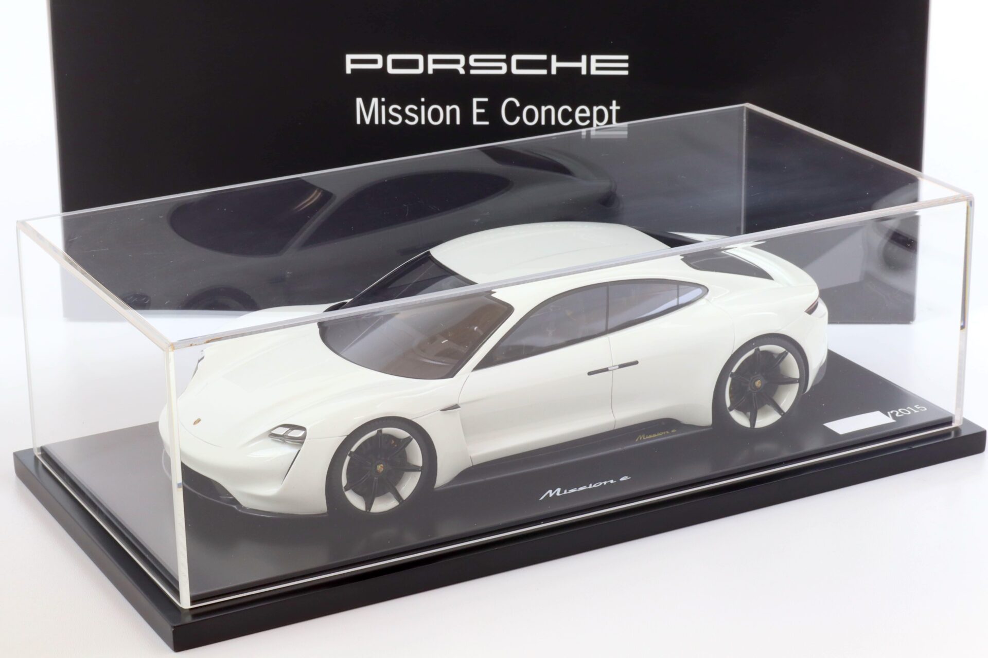 1:18 Spark Porsche Mission E Concept white metallic DEALER VERSION